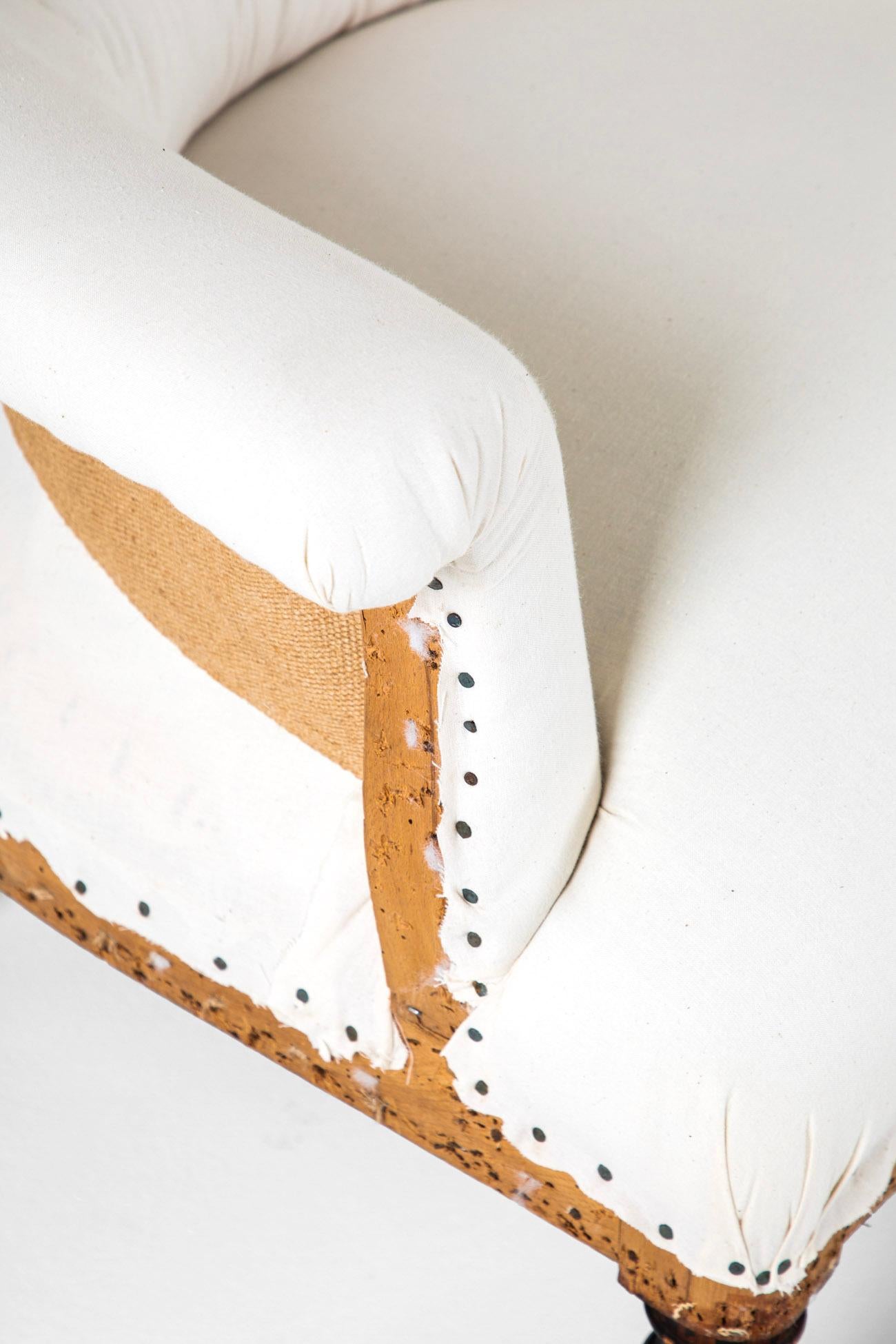 Coppia di poltrone francesi con schienale a coda di pesce Napoleone III in vendita 3