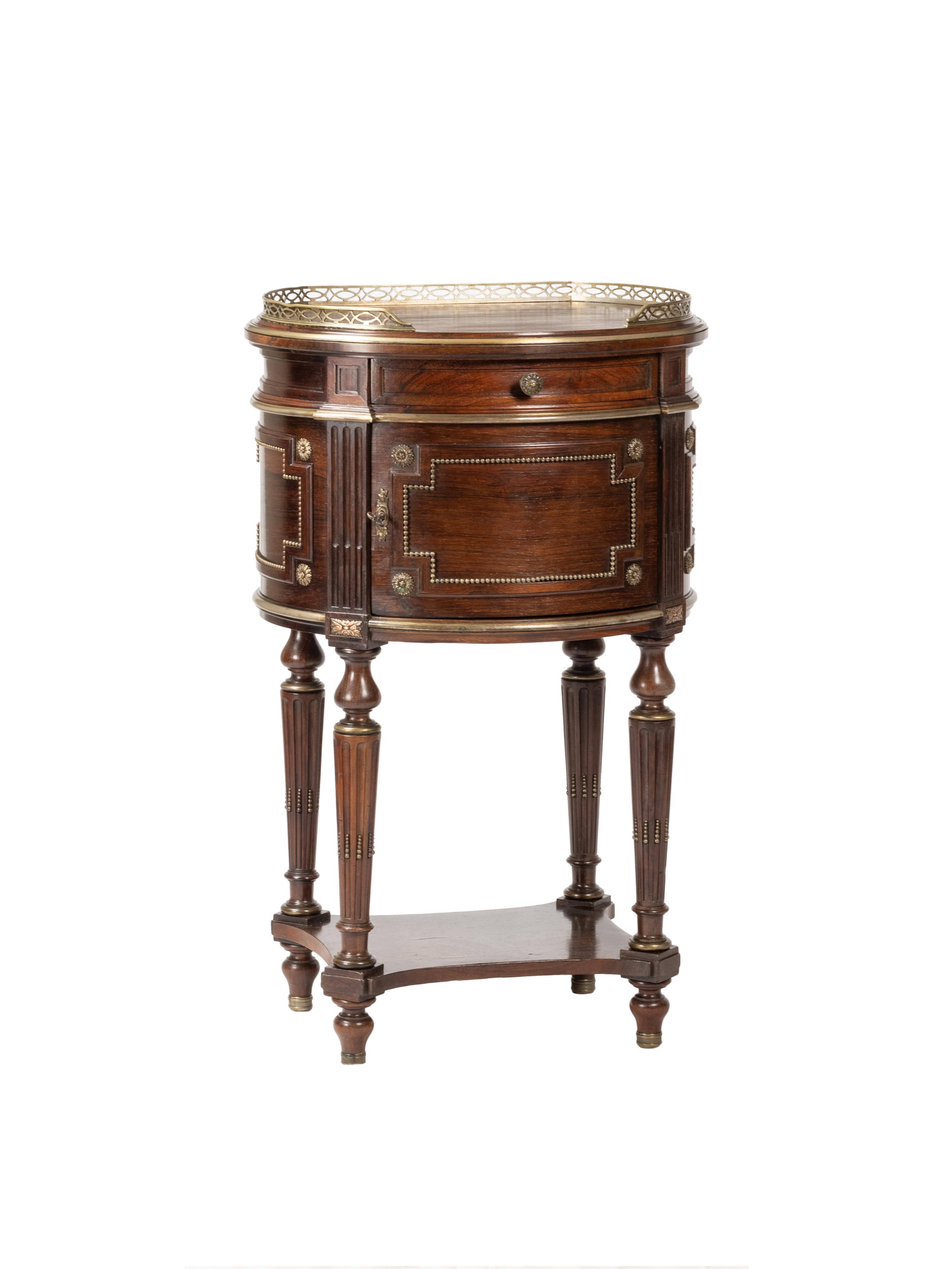 Pair of French Napoleon III Hand-Carved Bedside Tables, sec. XIX For Sale 6