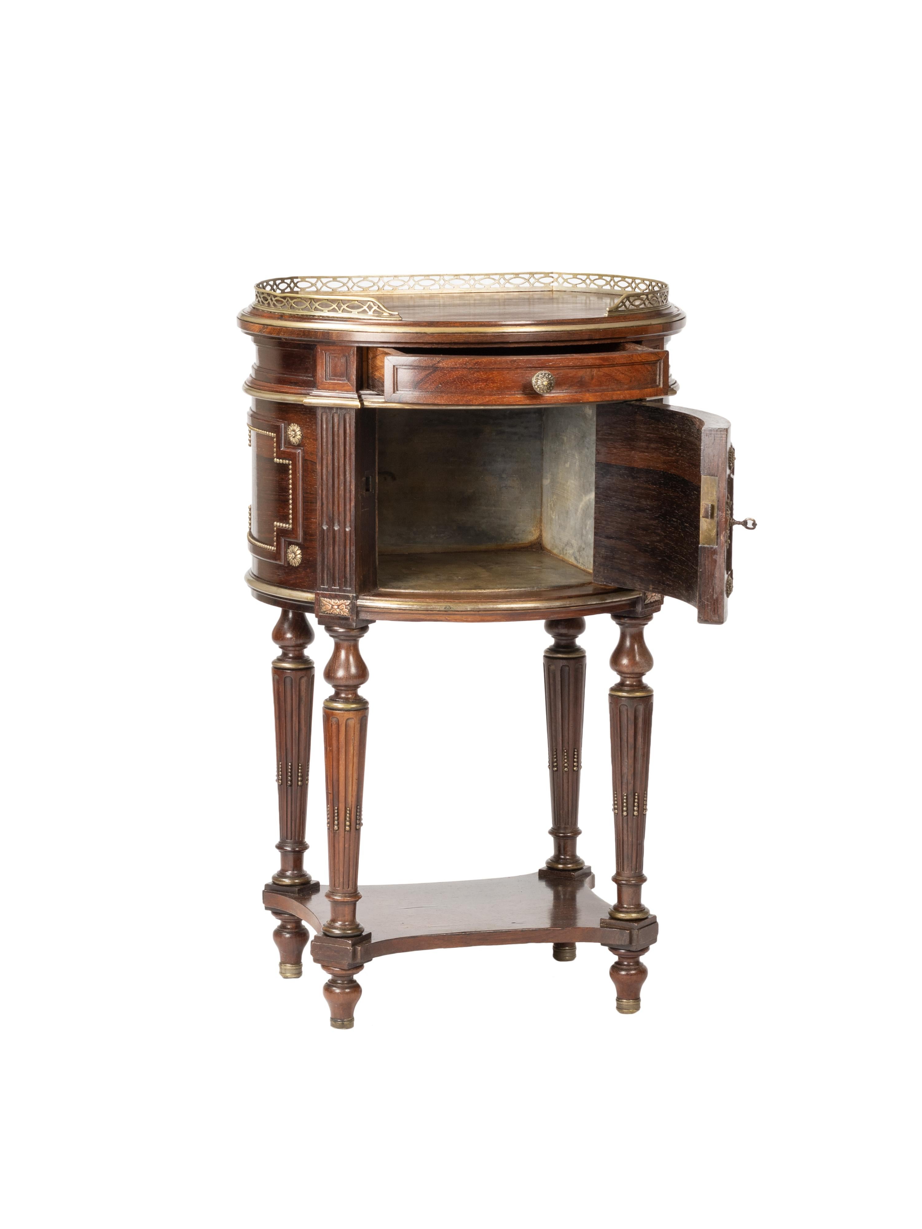 Pair of French Napoleon III Hand-Carved Bedside Tables, sec. XIX For Sale 7
