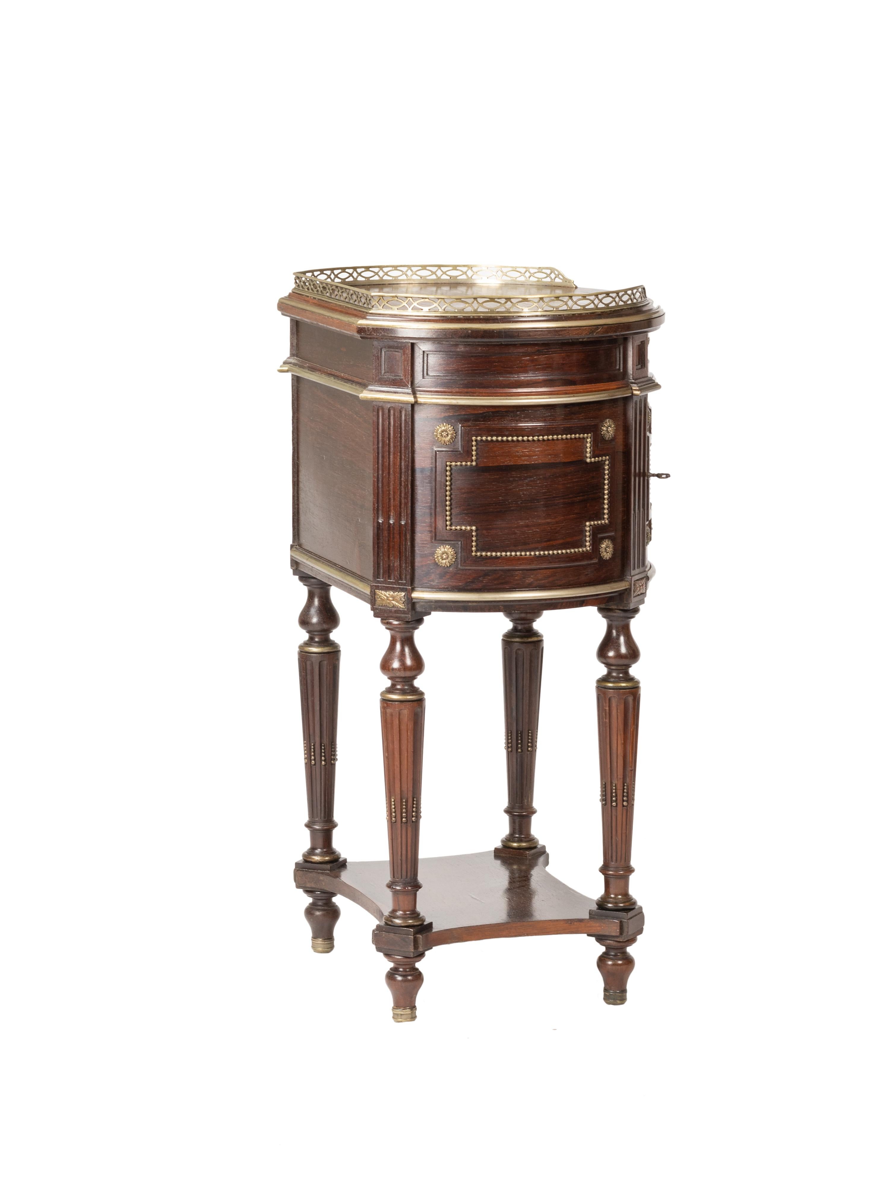Pair of French Napoleon III Hand-Carved Bedside Tables, sec. XIX For Sale 8
