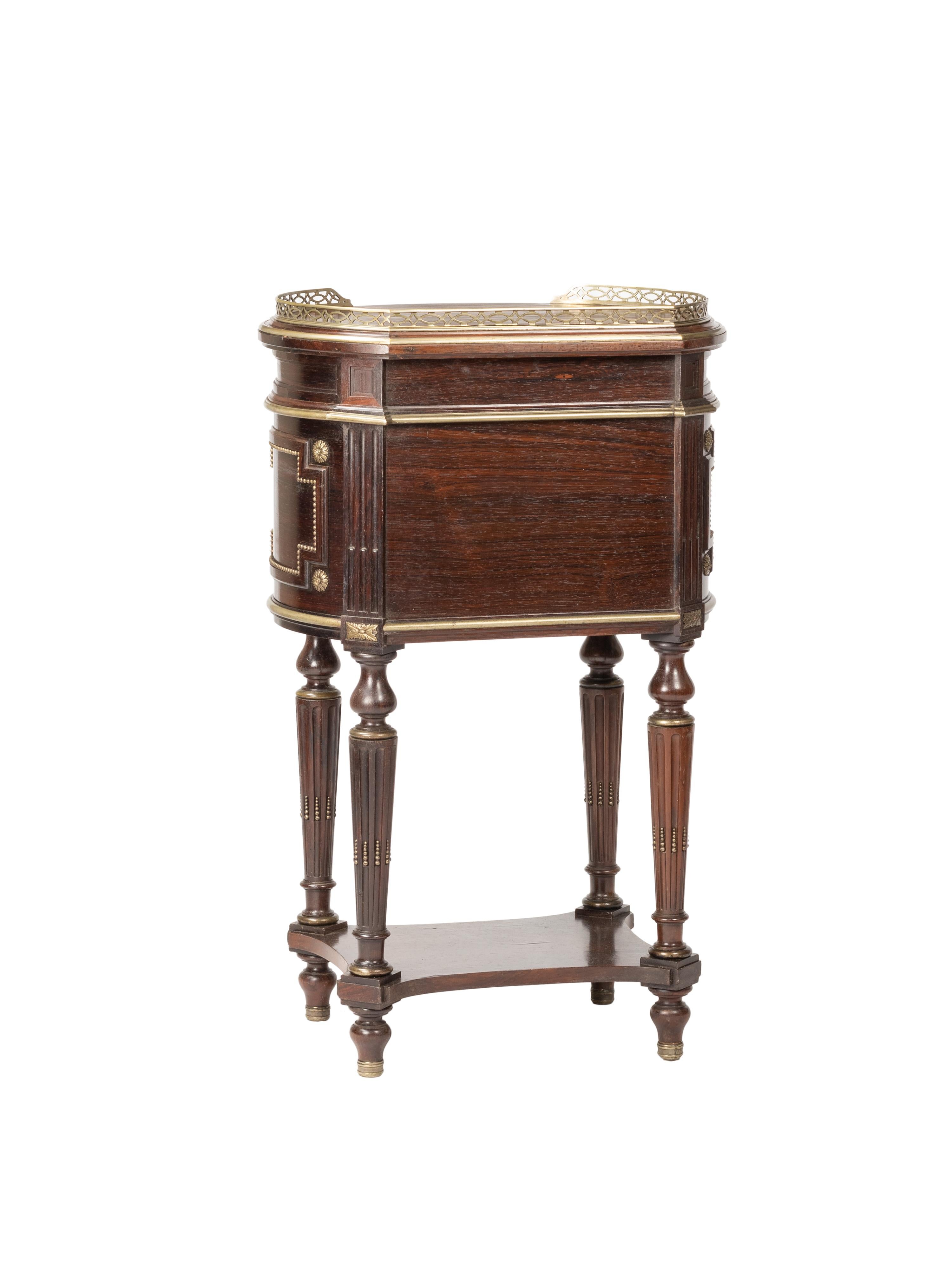 Pair of French Napoleon III Hand-Carved Bedside Tables, sec. XIX For Sale 9