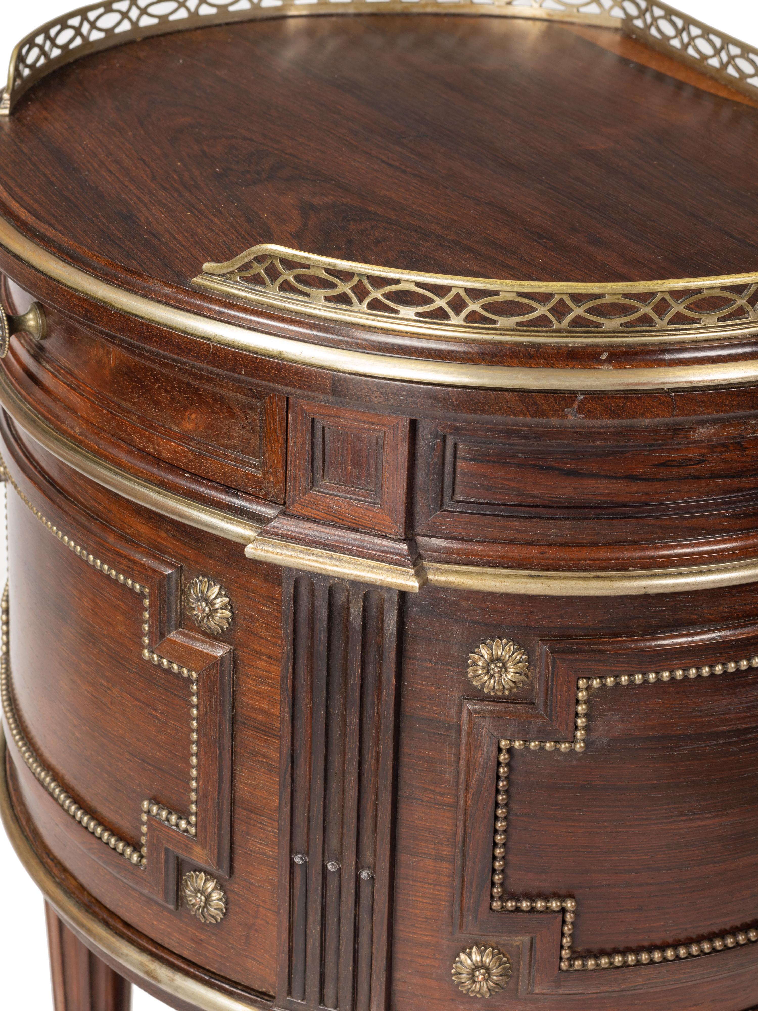 Pair of French Napoleon III Hand-Carved Bedside Tables, sec. XIX For Sale 10