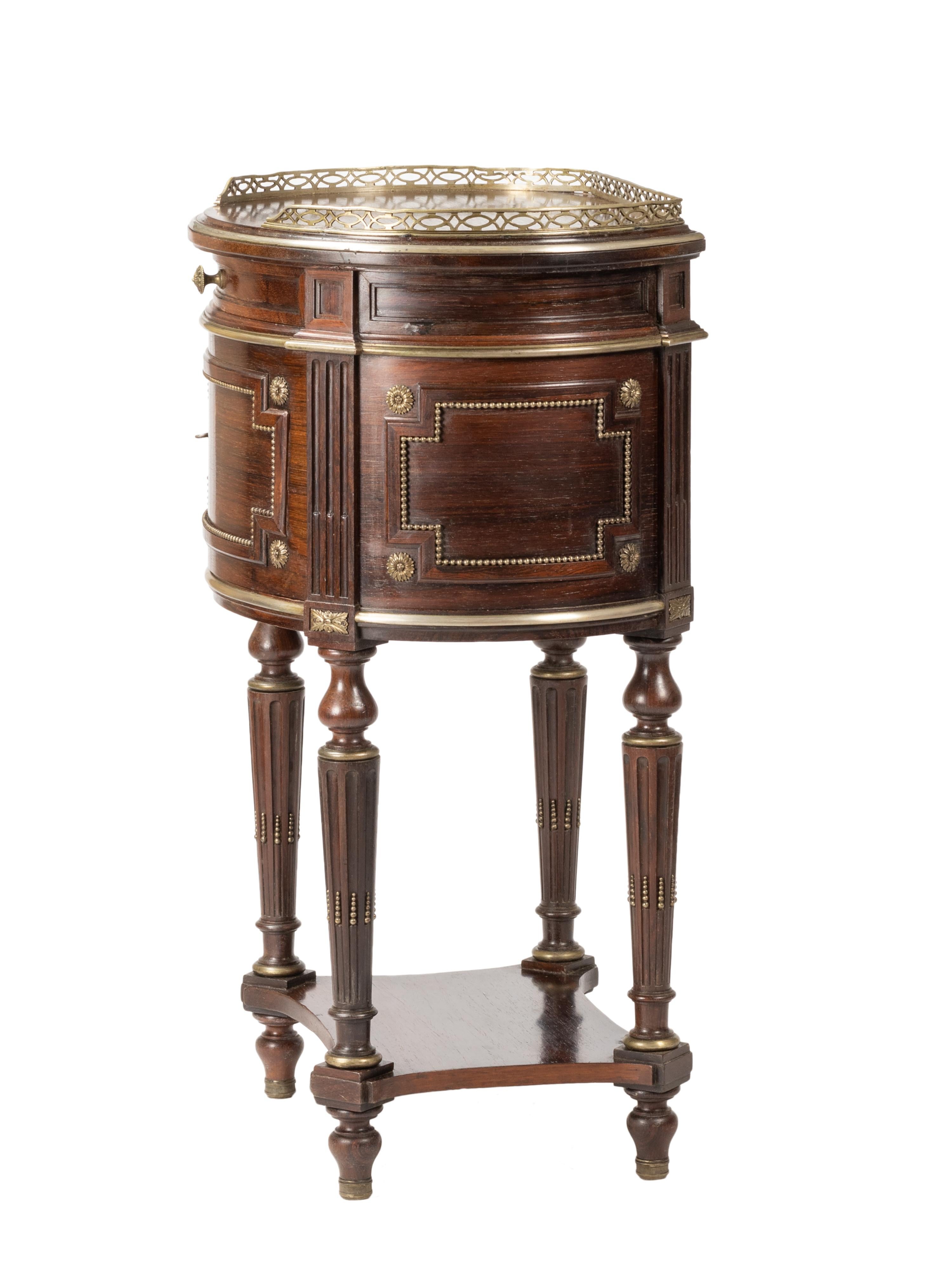 19th Century Pair of French Napoleon III Hand-Carved Bedside Tables, sec. XIX For Sale