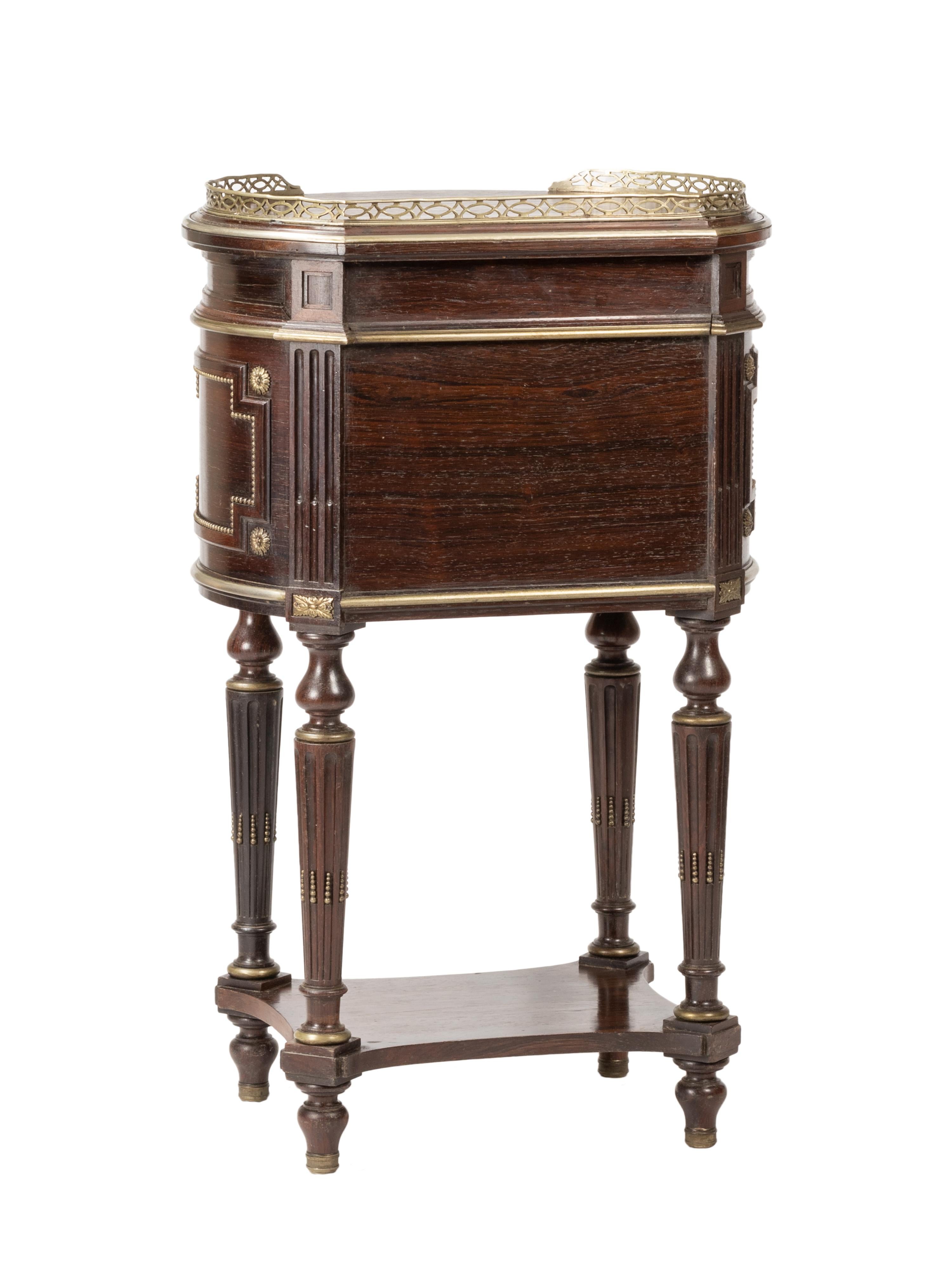 Metal Pair of French Napoleon III Hand-Carved Bedside Tables, sec. XIX For Sale