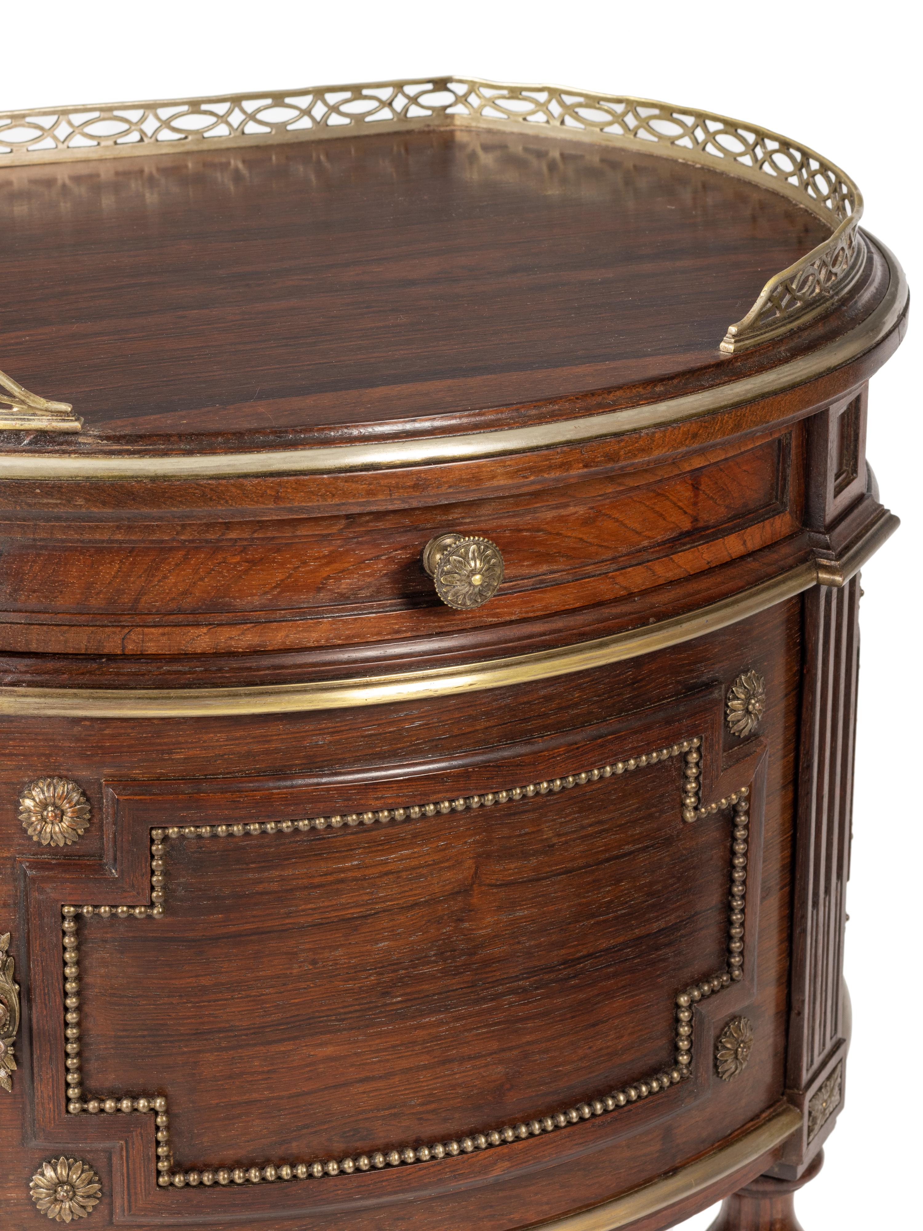 Pair of French Napoleon III Hand-Carved Bedside Tables, sec. XIX For Sale 3