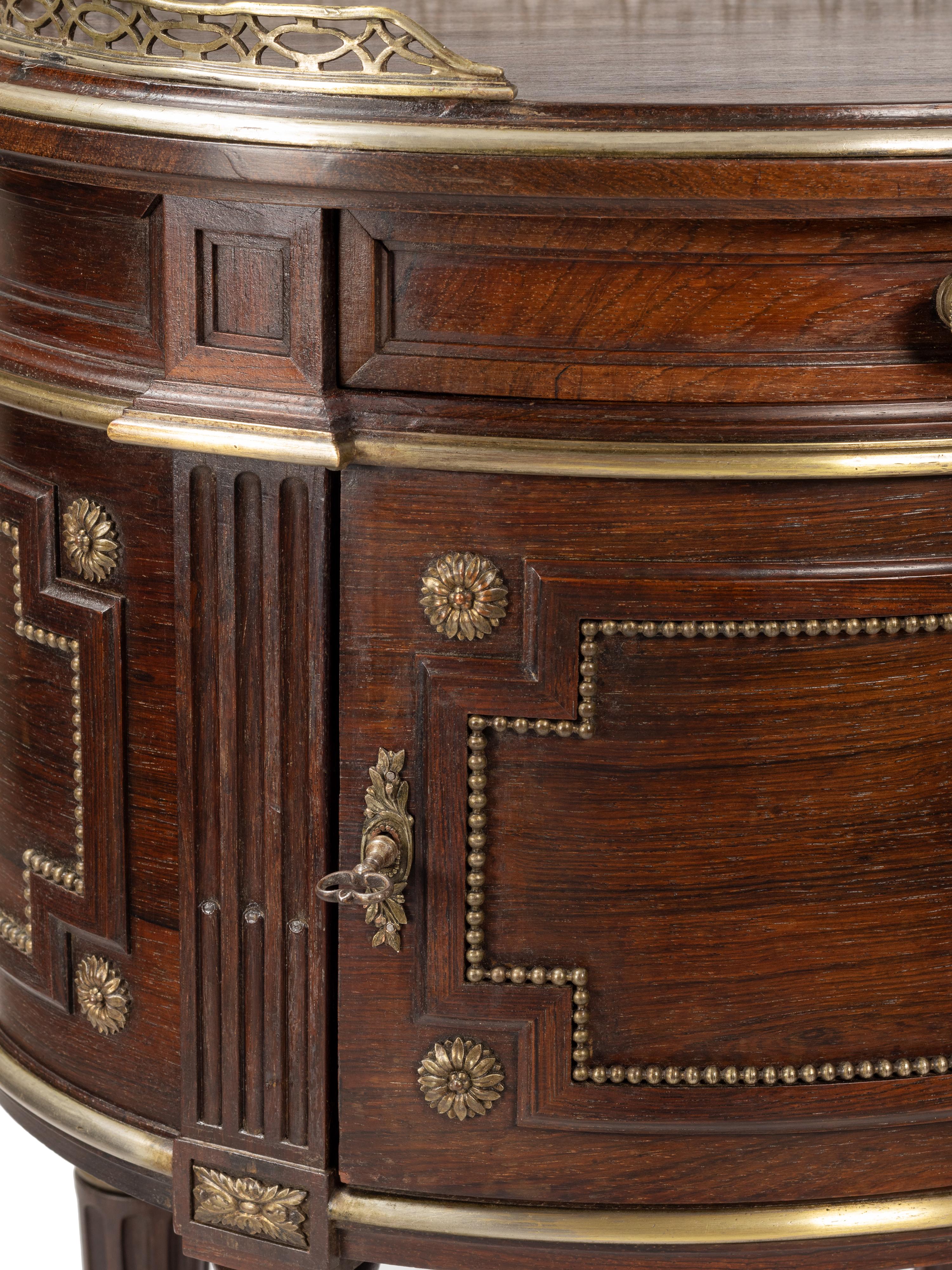 Pair of French Napoleon III Hand-Carved Bedside Tables, sec. XIX For Sale 4