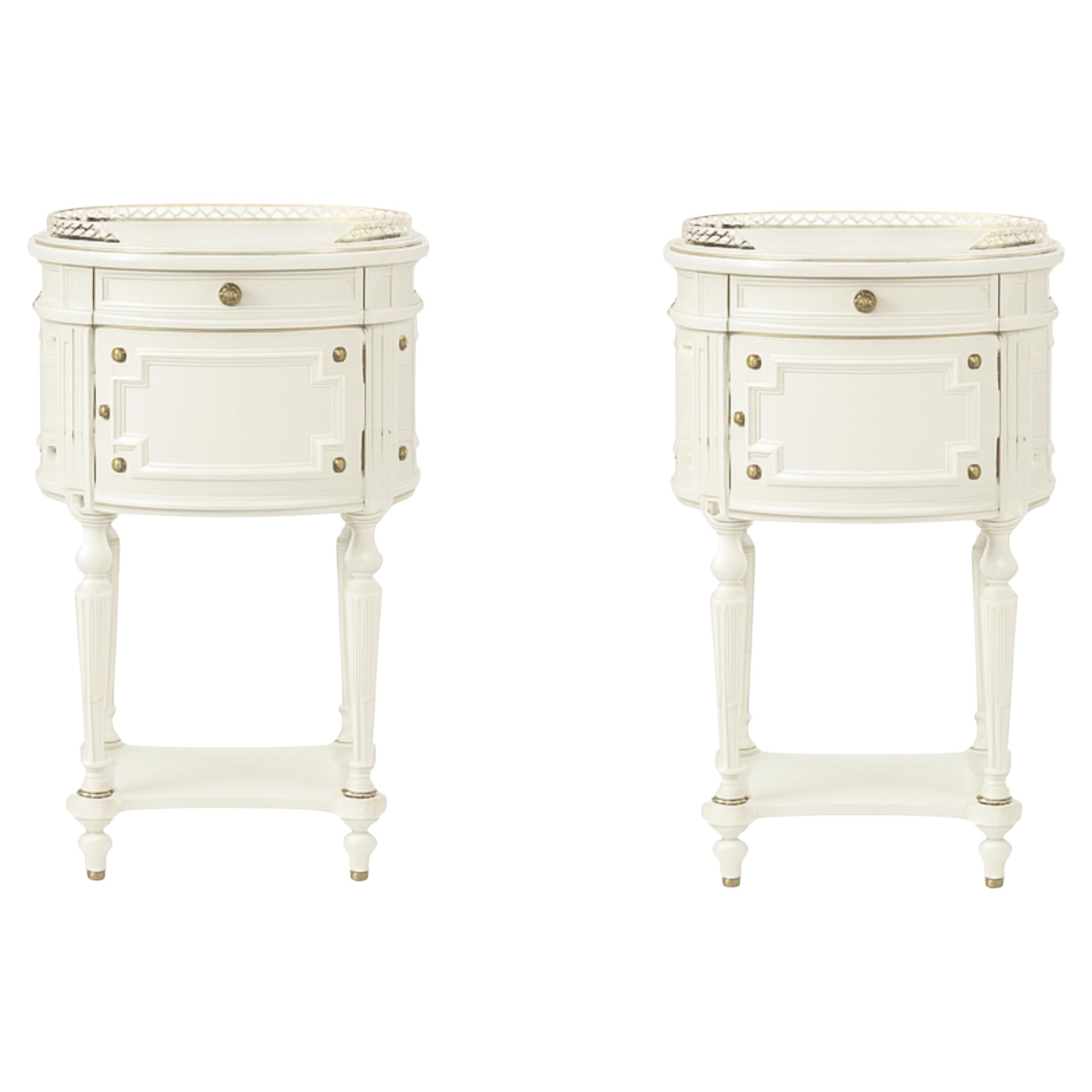 Coppia di comodini francesi Napoleone III in lacca bianca intagliati a mano