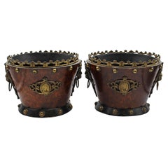 Pareja de jardineras francesas de nogal, bronce y latón del periodo Napoleón III