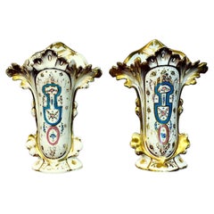 Coppia di vasi francesi in porcellana in stile Napoleone III con decorazioni dorate, XIX secolo.