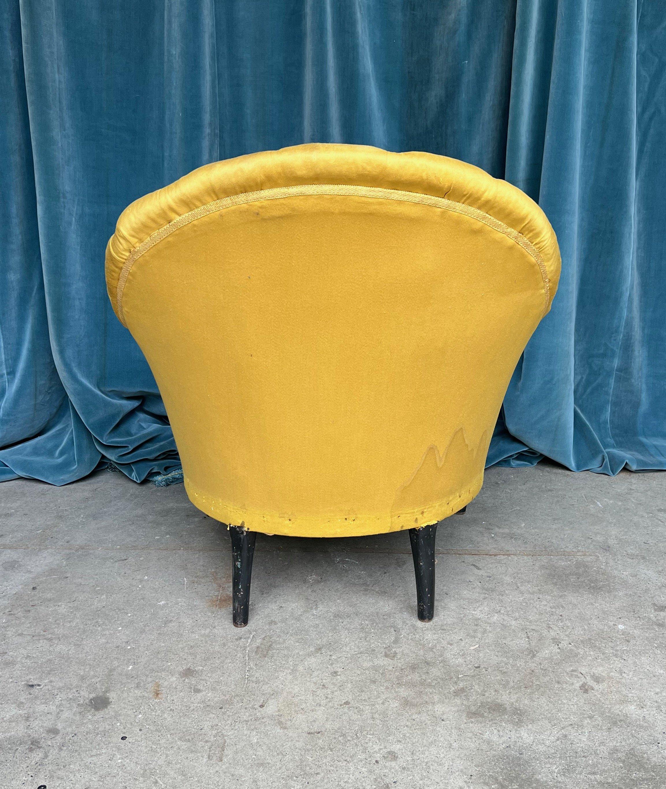 Paire de fauteuils touffetés français Napoléon III en tissu doré en vente 4