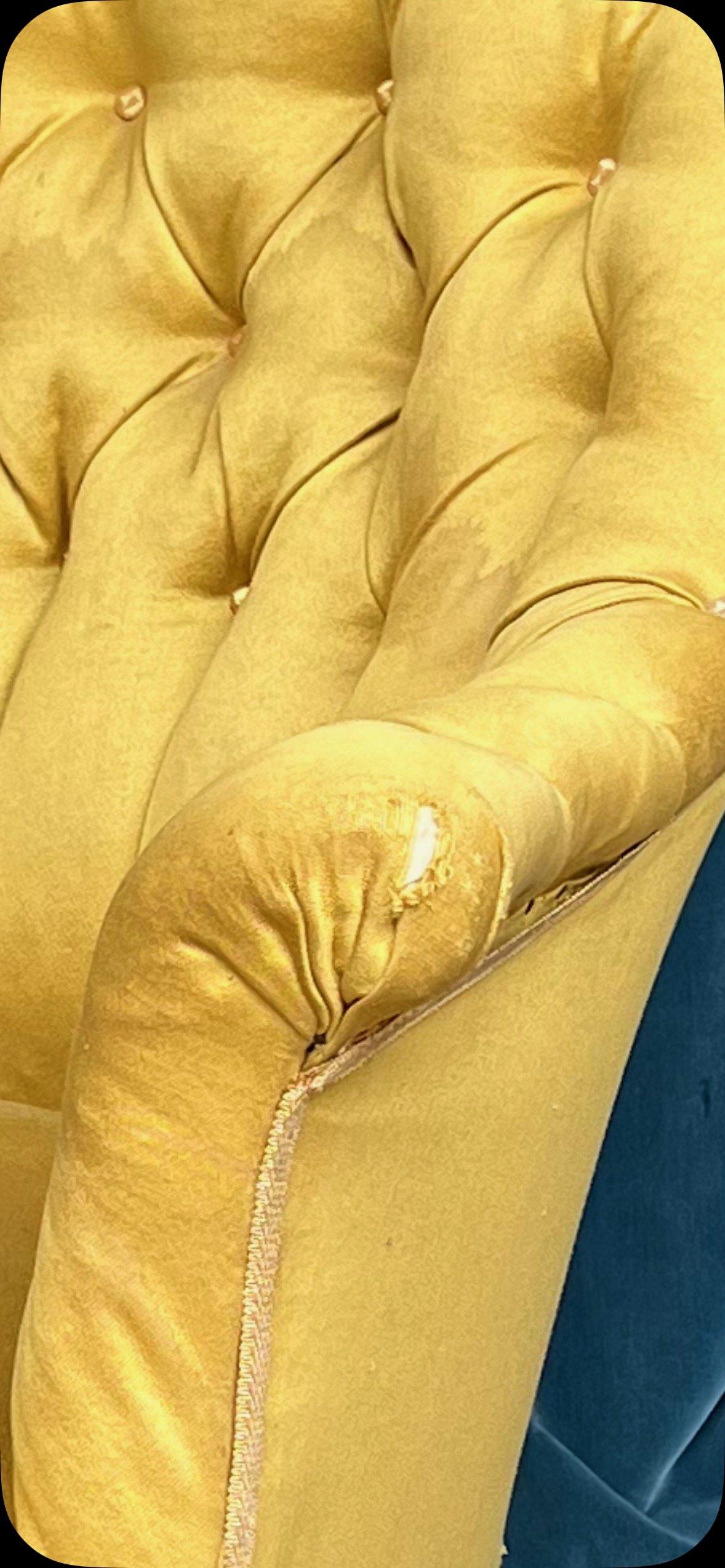 Paire de fauteuils touffetés français Napoléon III en tissu doré en vente 7