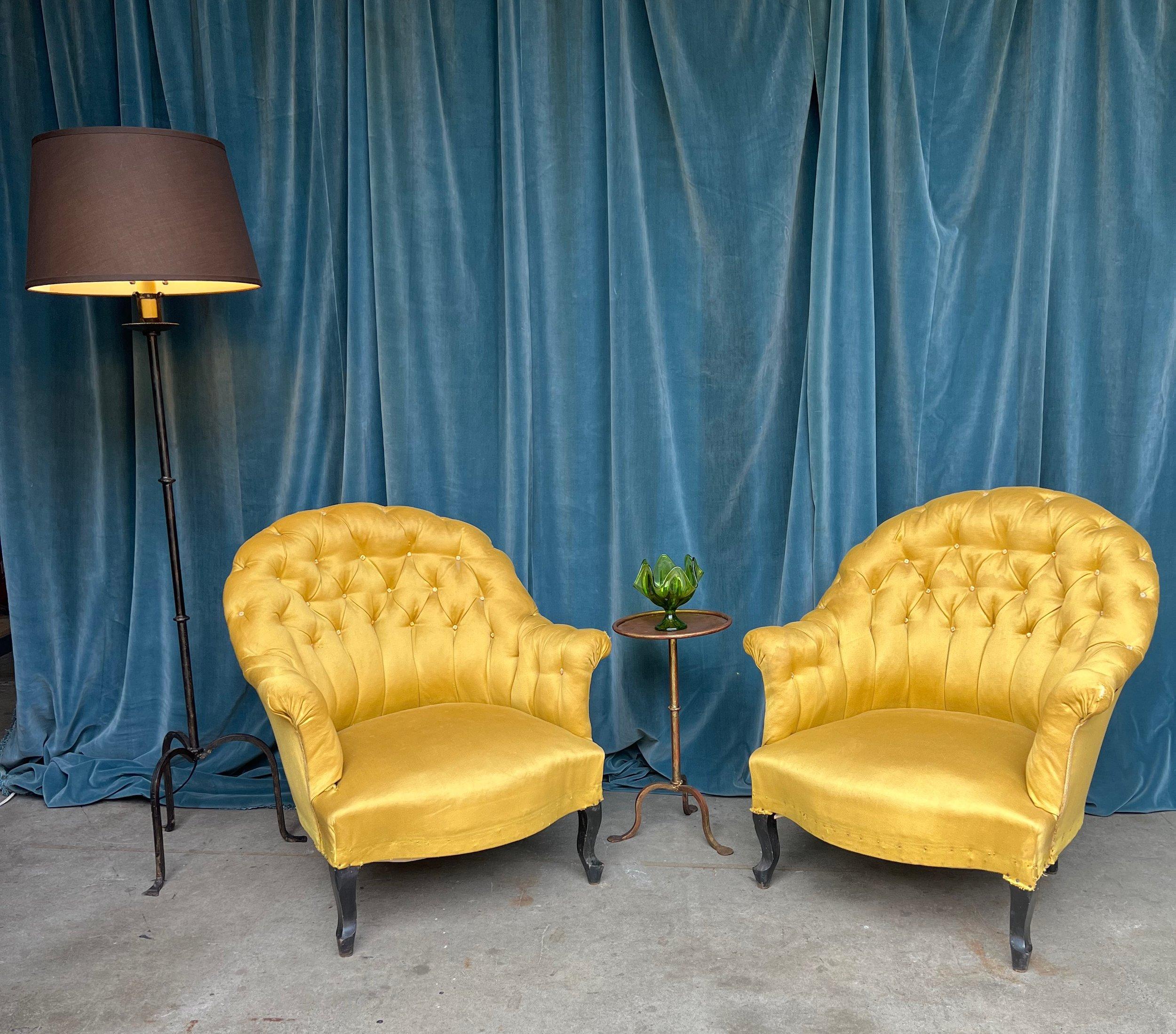 Français Paire de fauteuils touffetés français Napoléon III en tissu doré en vente