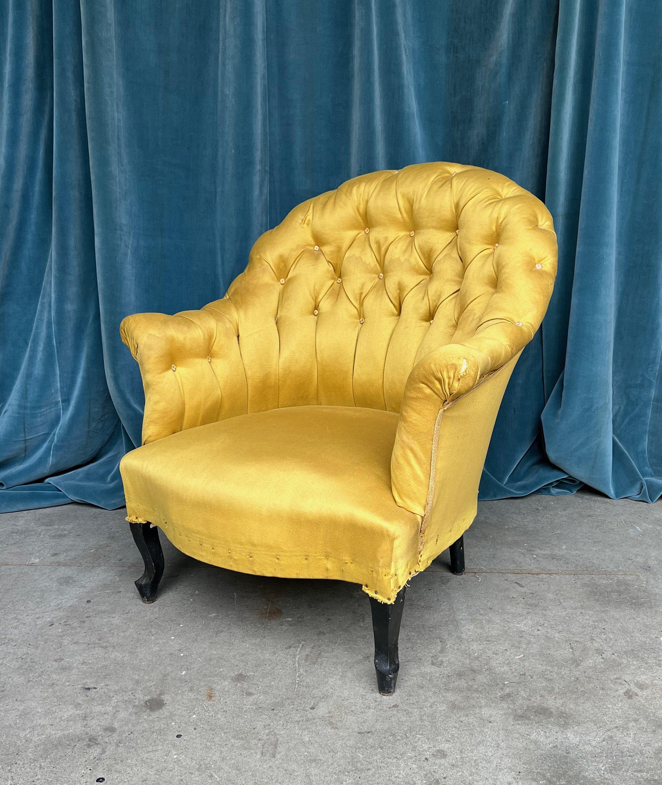 Tissu d'ameublement Paire de fauteuils touffetés français Napoléon III en tissu doré en vente