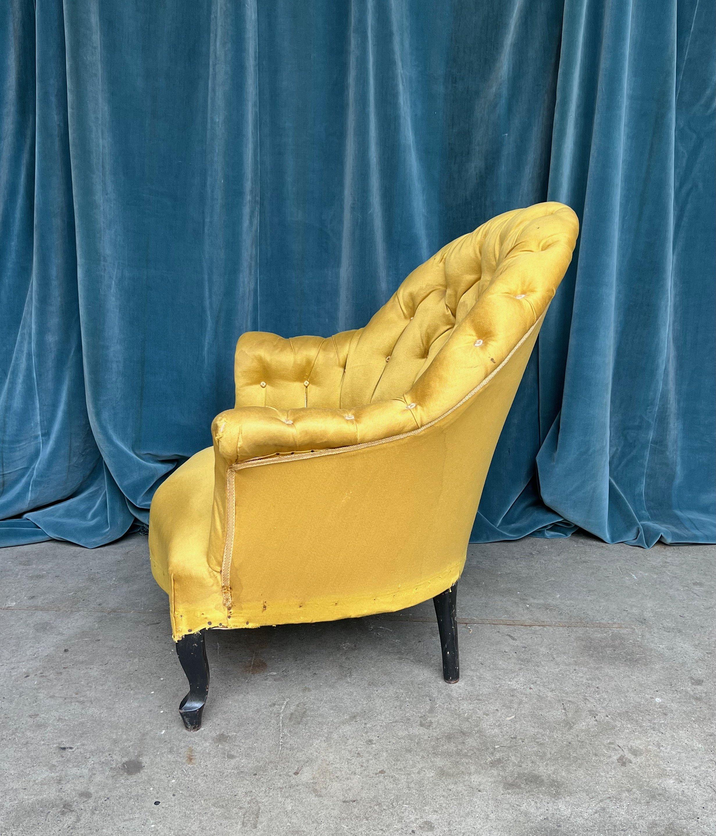 Paire de fauteuils touffetés français Napoléon III en tissu doré en vente 3