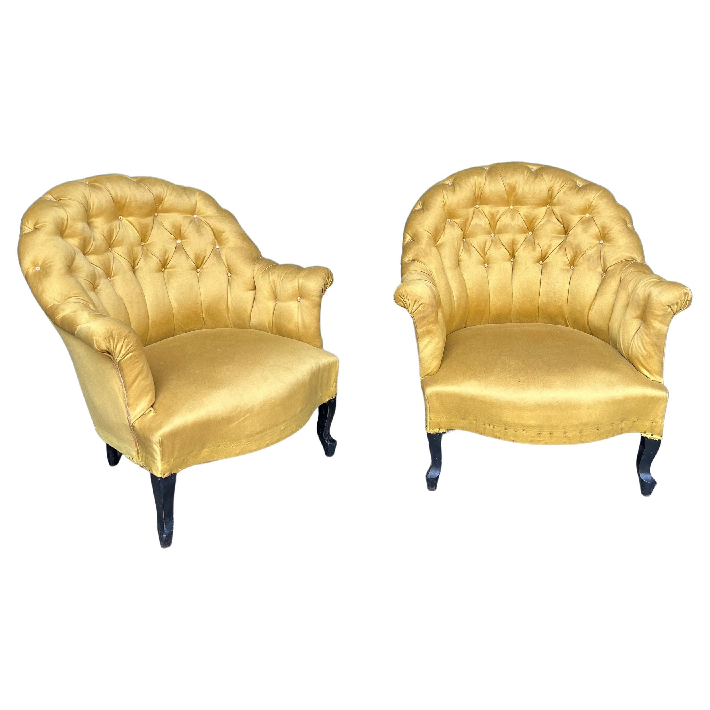 Paire de fauteuils touffetés français Napoléon III en tissu doré en vente