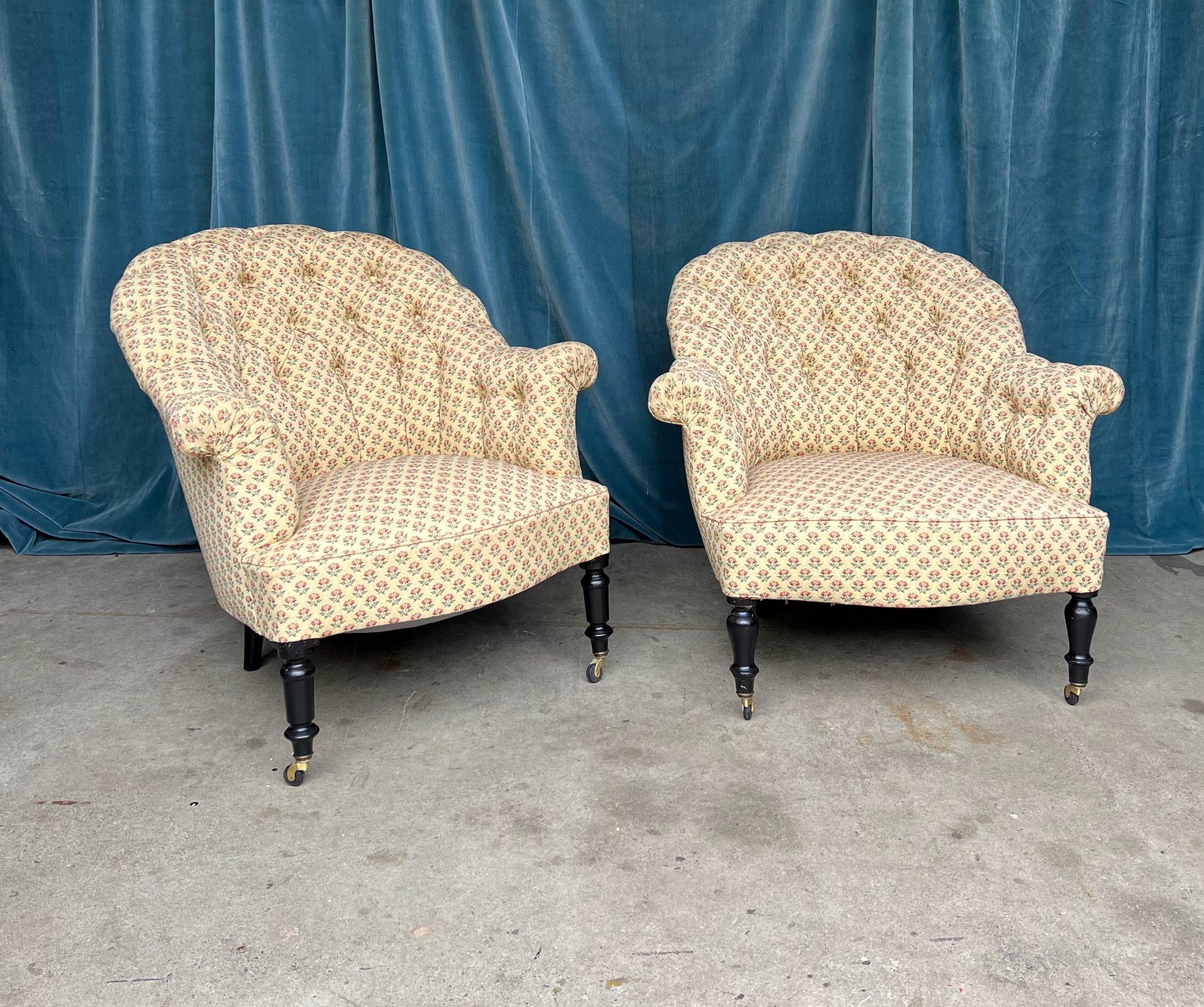 Une élégante paire de fauteuils touffetés Napoléon III du XIXe siècle provenant de France. La paire est tapissée d'un tissu floral vintage, mais elle serait superbement recouverte d'un tissu moderne de votre choix. Les dossiers arrondis sont touffus
