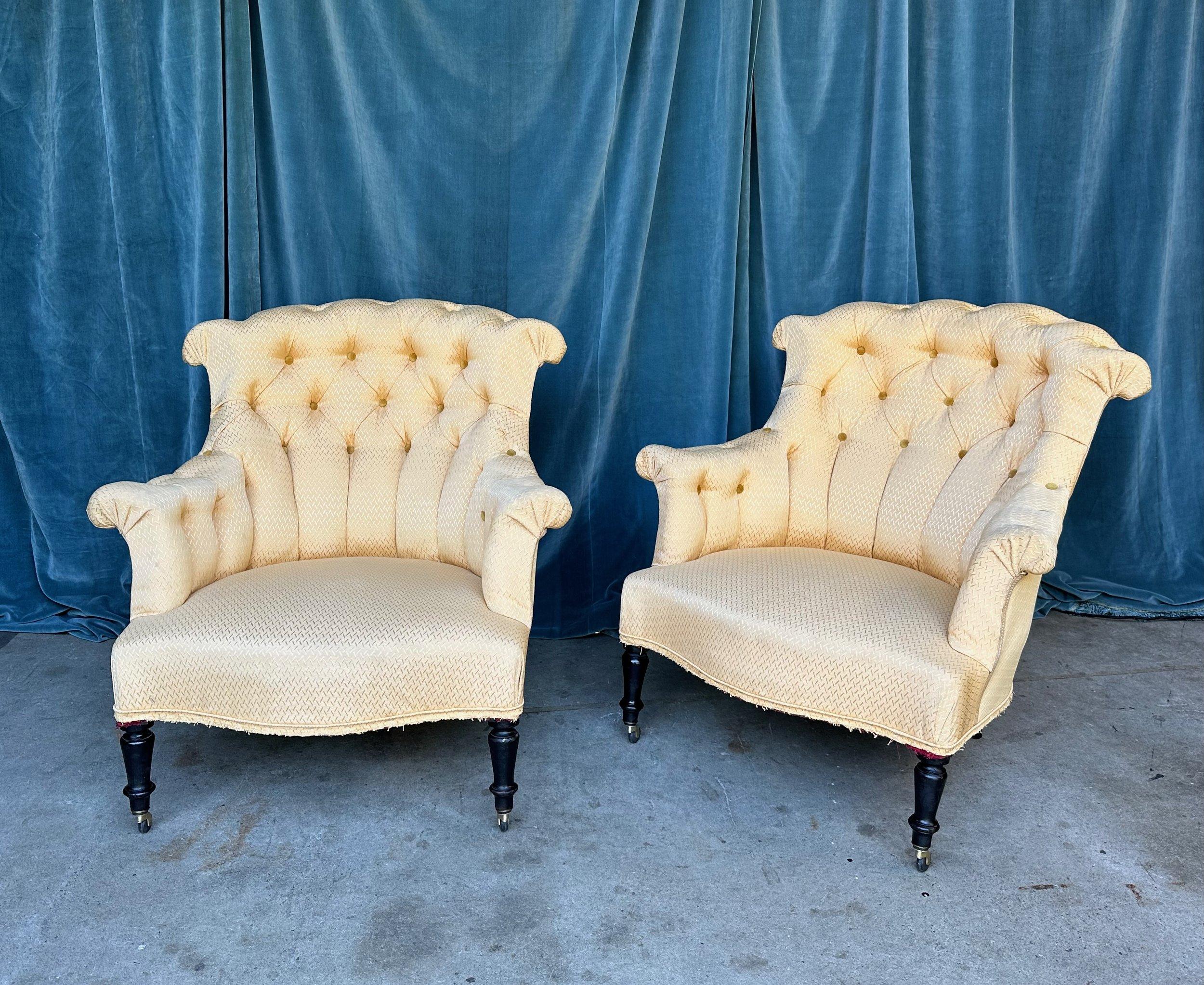 Une exquise paire de fauteuils français d'époque Napoléon III de la fin du 19ème siècle. Avec leur dossier touffeté et leur soutien lombaire intégré, ces chaises sont remarquablement confortables et parfaitement proportionnées. Bien que la