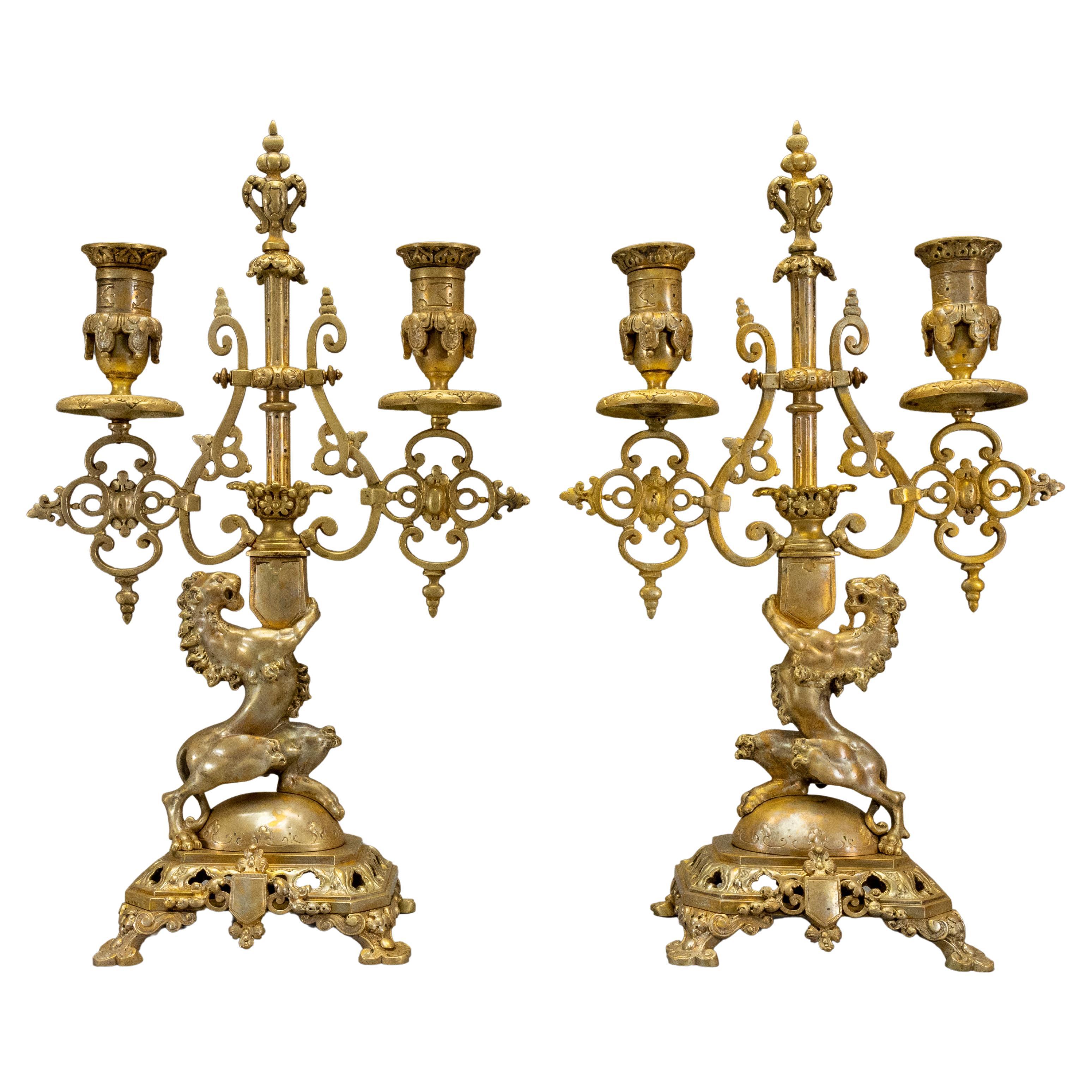 Paar französische Bronzekronleuchter im neugotischen Stil mit heraldischen Löwen, um 1920