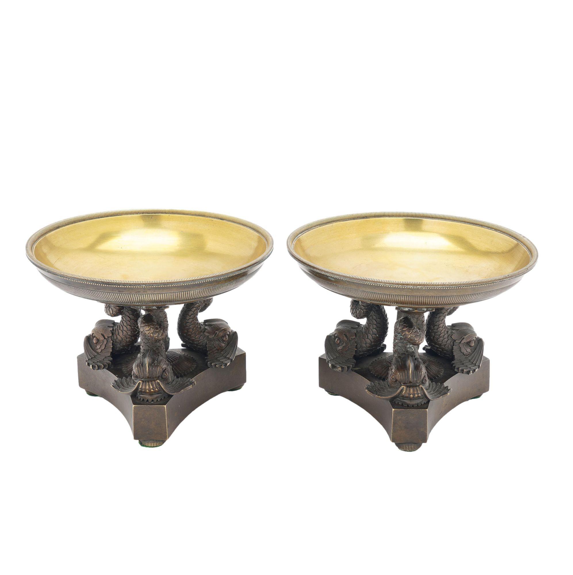 Coppia di tazze in bronzo neoclassiche francesi, 1800-25 ca. In condizioni ottime in vendita a Kenilworth, IL