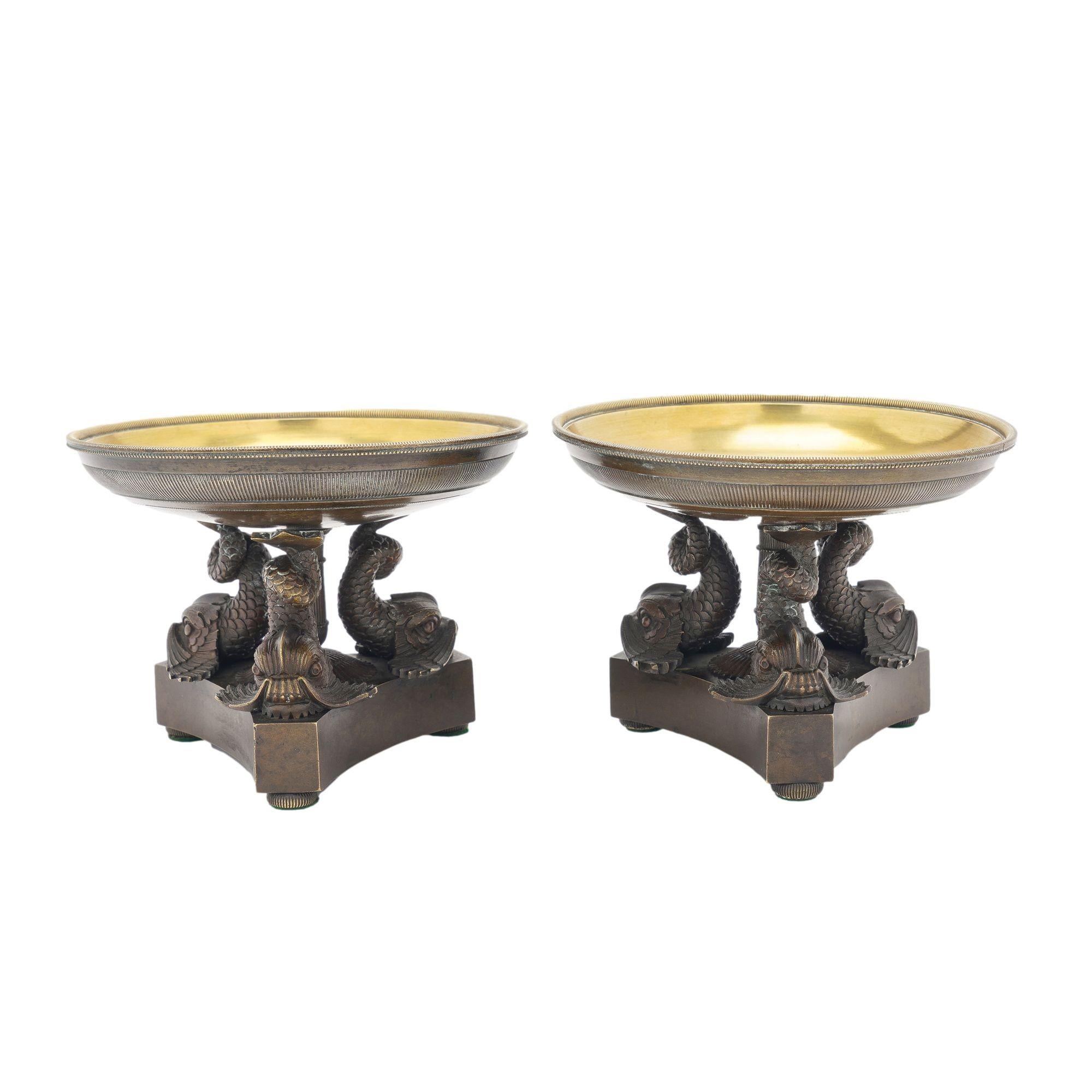XIX secolo Coppia di tazze in bronzo neoclassiche francesi, 1800-25 ca. in vendita
