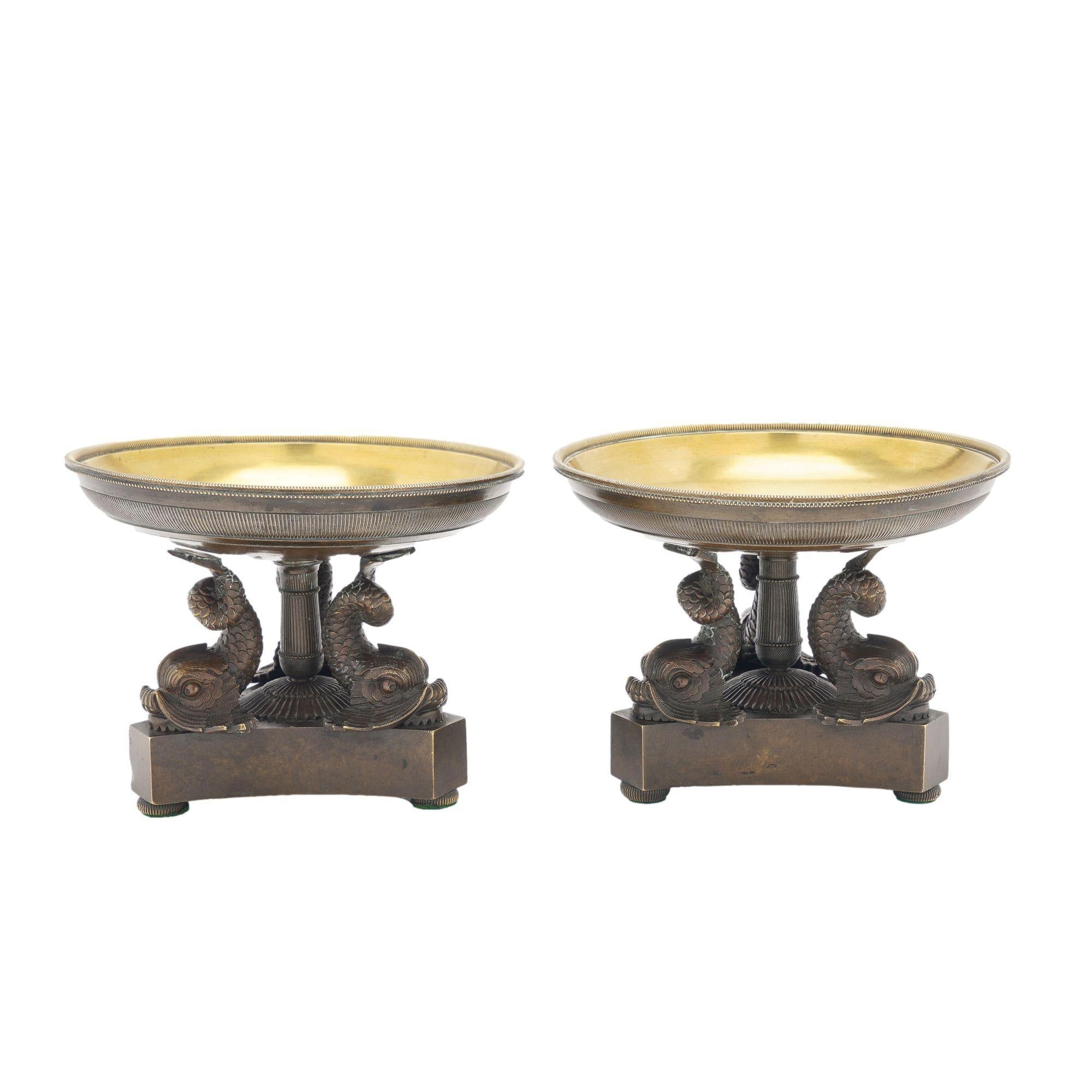 Coppia di tazze in bronzo neoclassiche francesi, 1800-25 ca. in vendita 1
