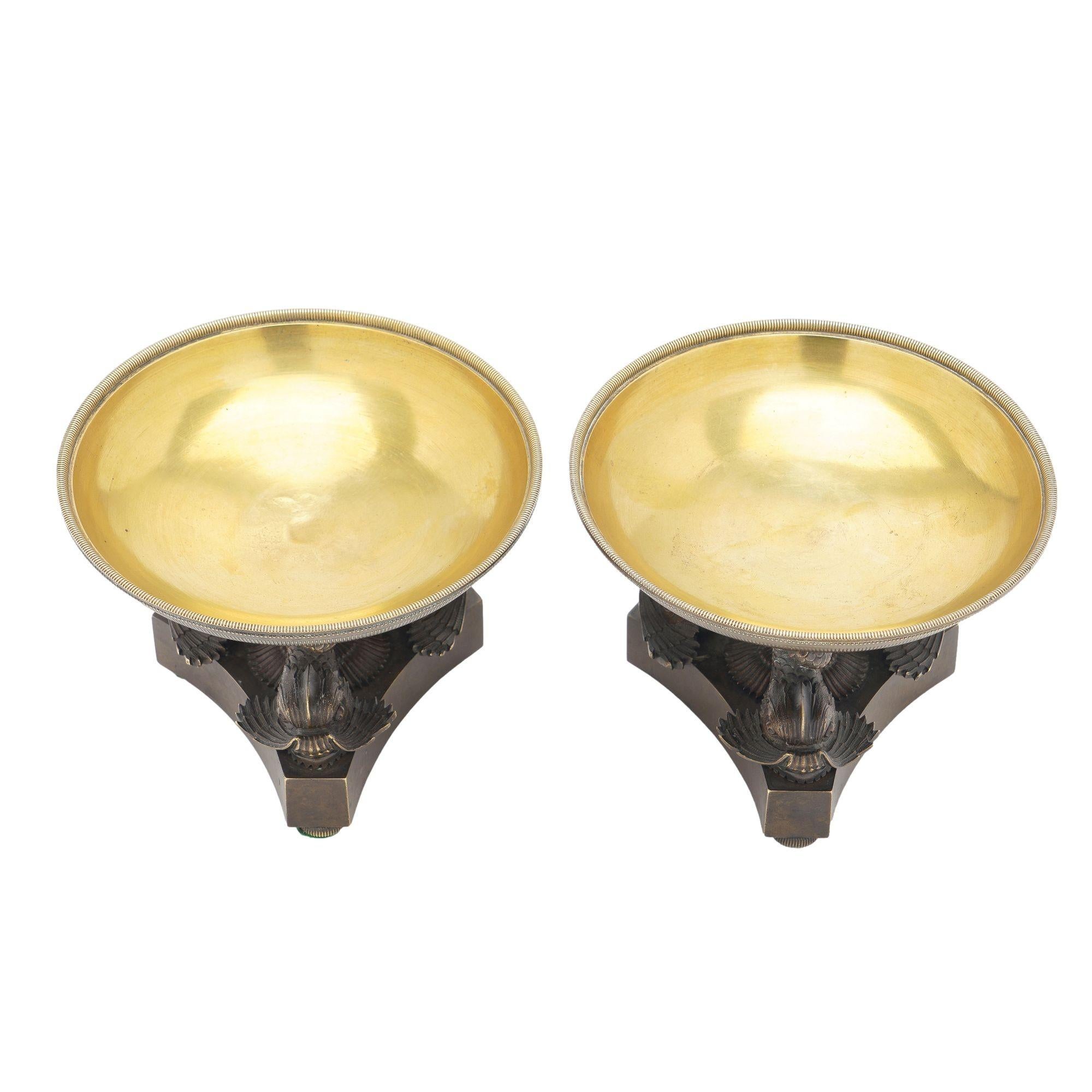 Coppia di tazze in bronzo neoclassiche francesi, 1800-25 ca. in vendita 2