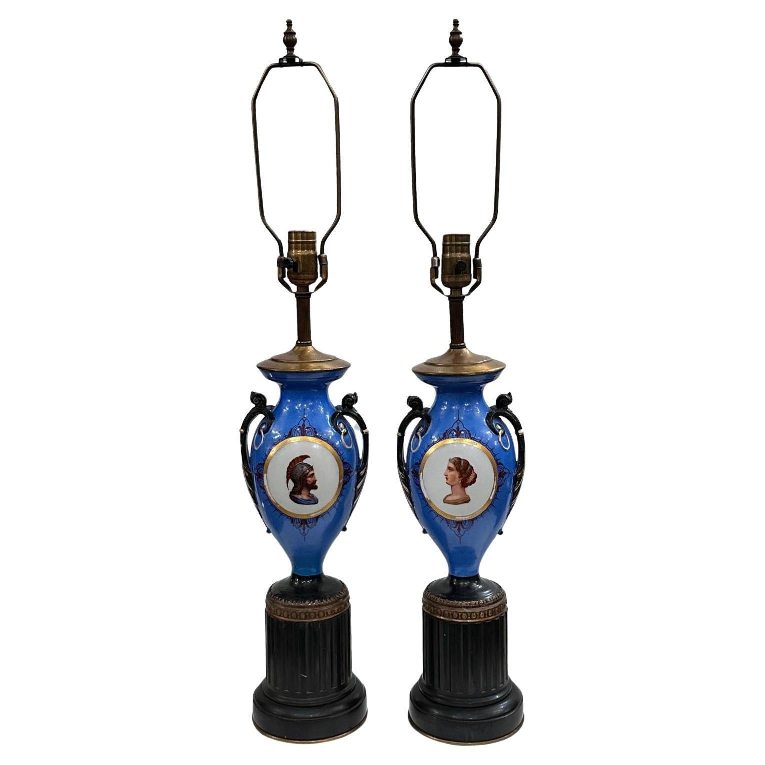 Paar französische neoklassische Lampen im Angebot