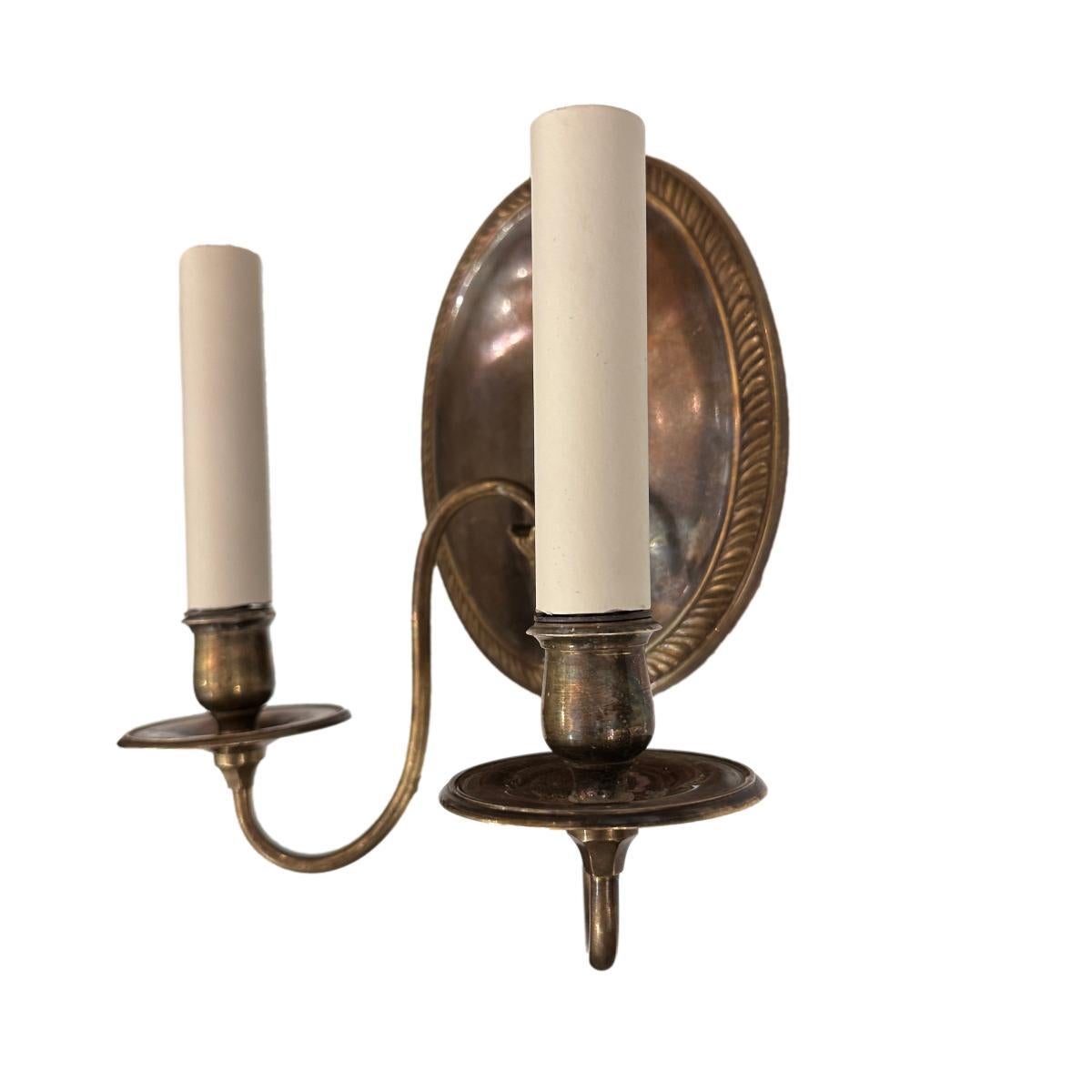 Pair of French Neoclassic Sconces Bronce en venta