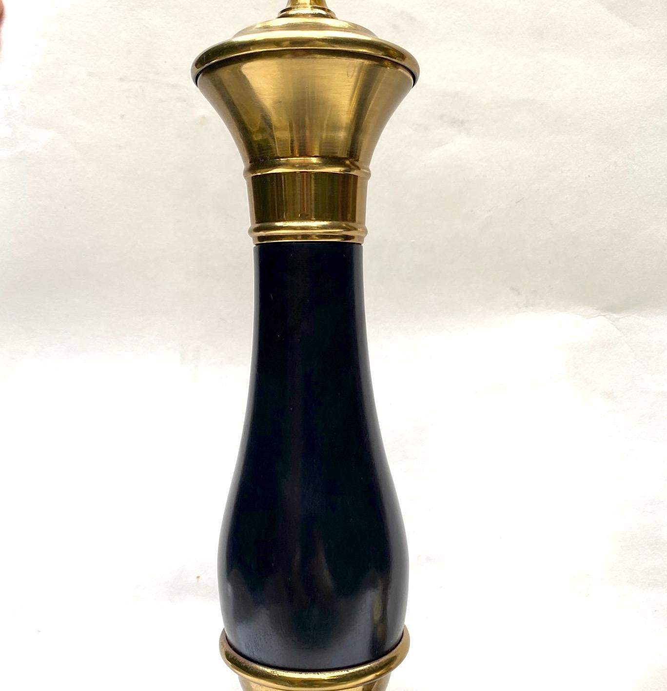 Pareja de Lámparas de Mesa Francesas de Estilo Neoclásico Dorado en venta