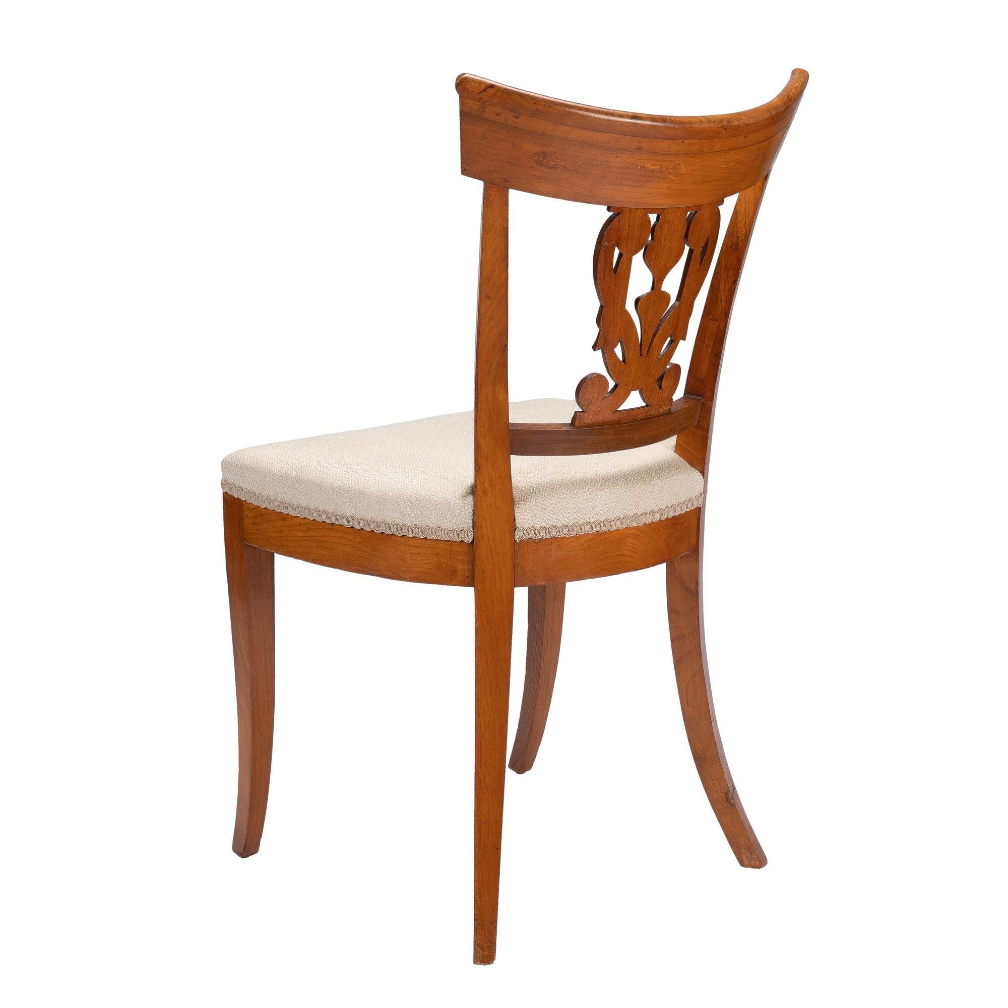 Paire de chaises d'appoint tapissées de style néoclassique français, vers 1795-1810 en vente 1