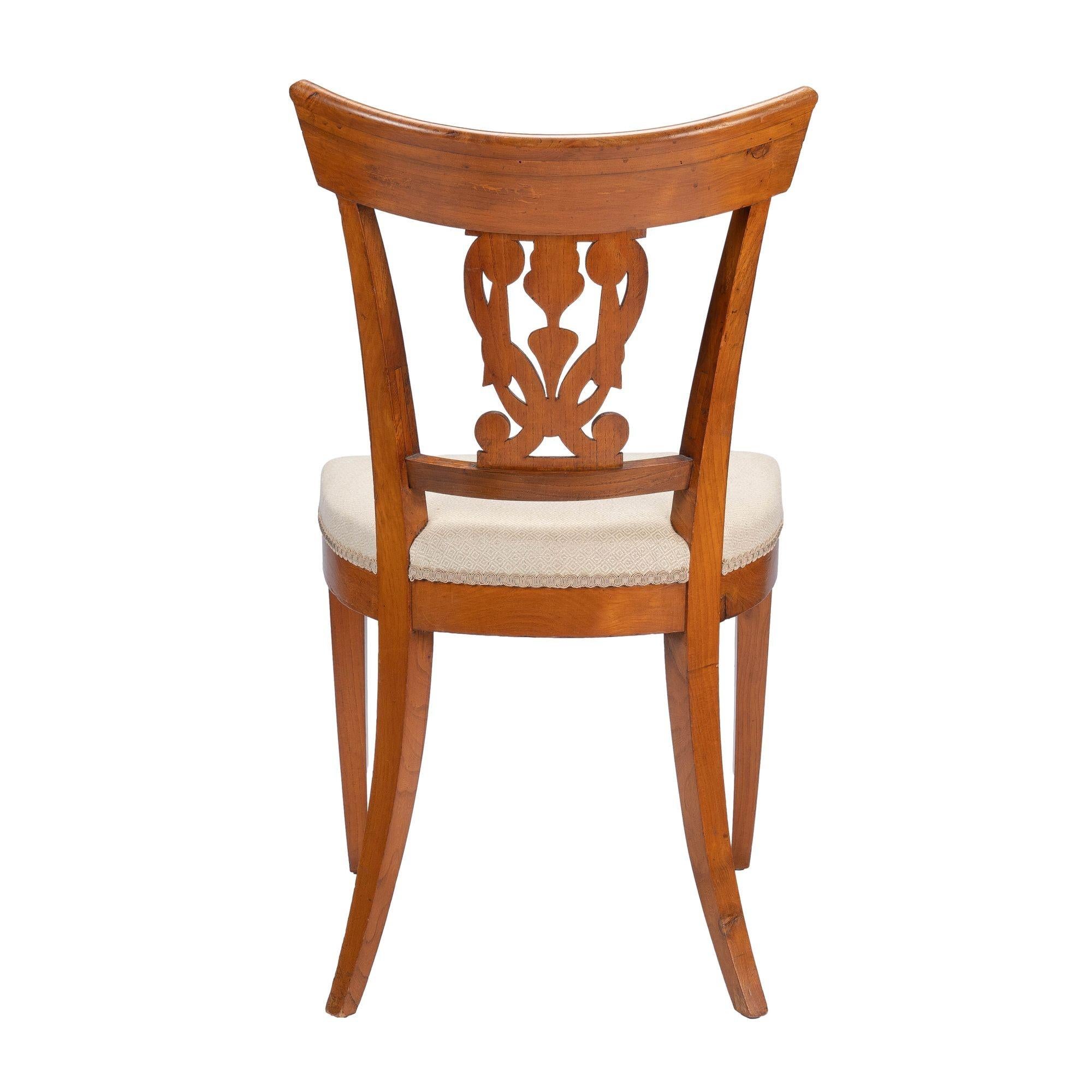 Paire de chaises d'appoint tapissées de style néoclassique français, vers 1795-1810 en vente 2