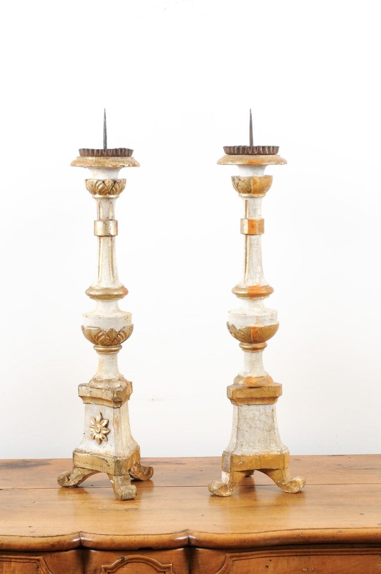 Pair of French Neoclassical 1810s Gold and Silver Candlesticks with Waterleaves For Sale 4