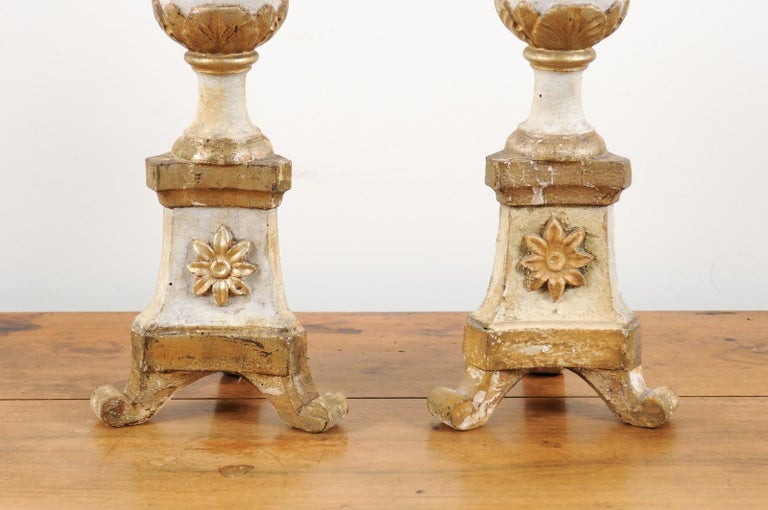 Pair of French Neoclassical 1810s Gold and Silver Candlesticks with Waterleaves For Sale 5
