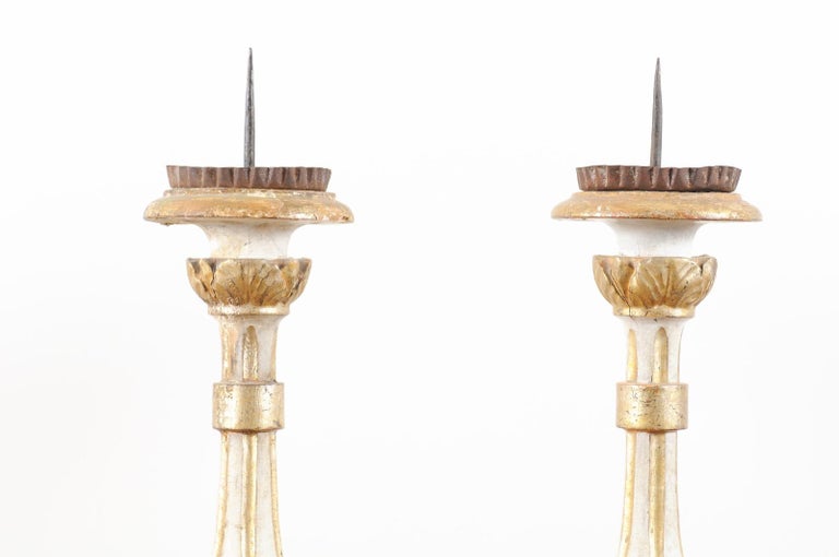 Pair of French Neoclassical 1810s Gold and Silver Candlesticks with Waterleaves For Sale 7