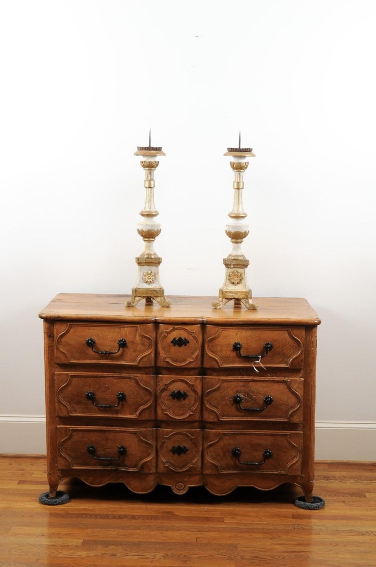 Gilt Pair of French Neoclassical 1810s Gold and Silver Candlesticks with Waterleaves For Sale