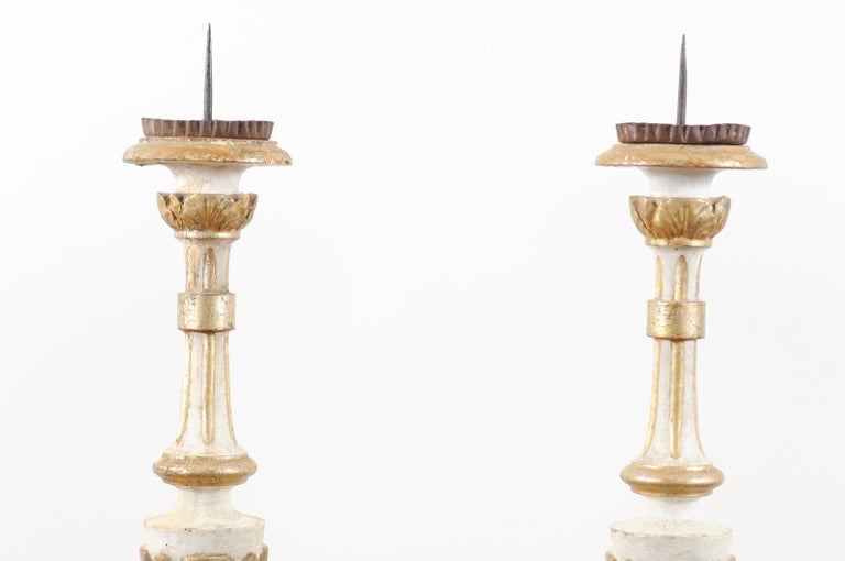 19th Century Pair of French Neoclassical 1810s Gold and Silver Candlesticks with Waterleaves For Sale