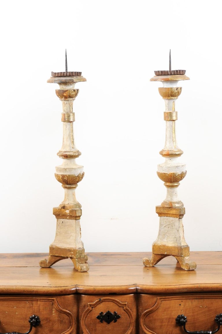 Pair of French Neoclassical 1810s Gold and Silver Candlesticks with Waterleaves For Sale 1