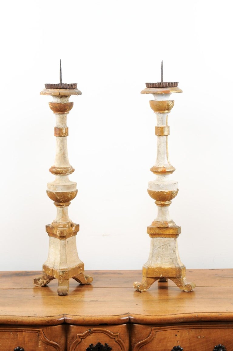 Pair of French Neoclassical 1810s Gold and Silver Candlesticks with Waterleaves For Sale 2