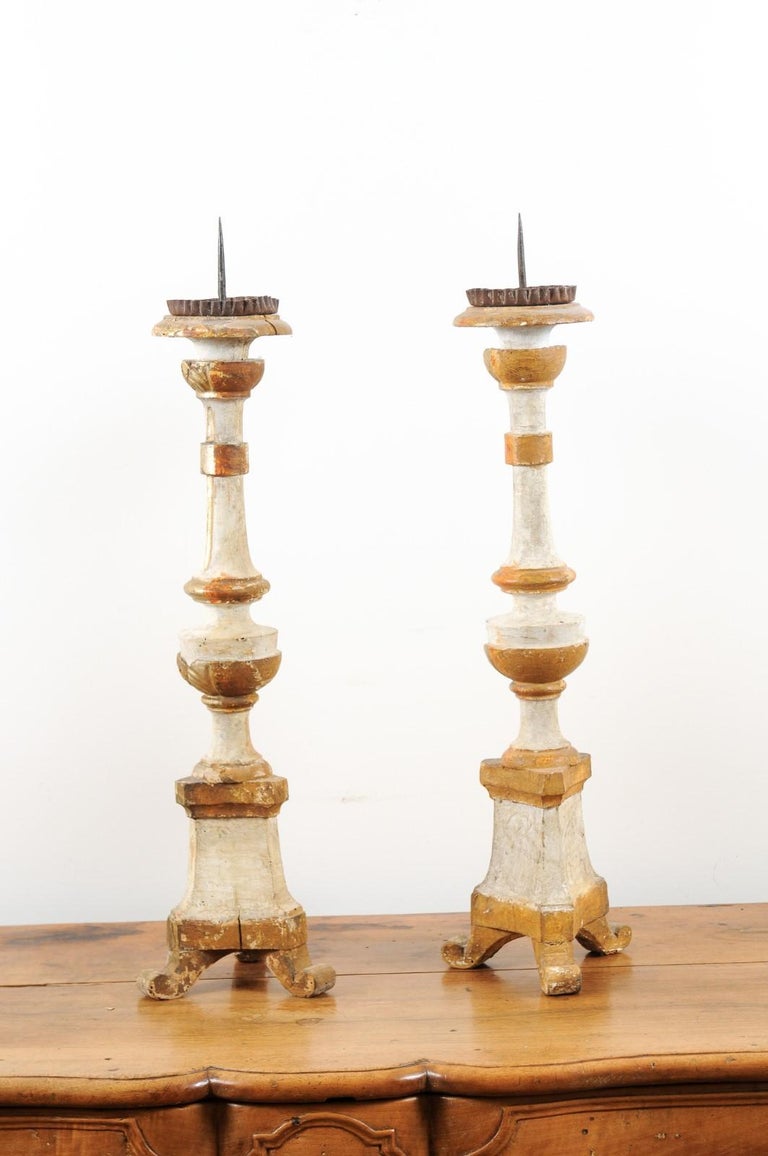 Pair of French Neoclassical 1810s Gold and Silver Candlesticks with Waterleaves For Sale 3