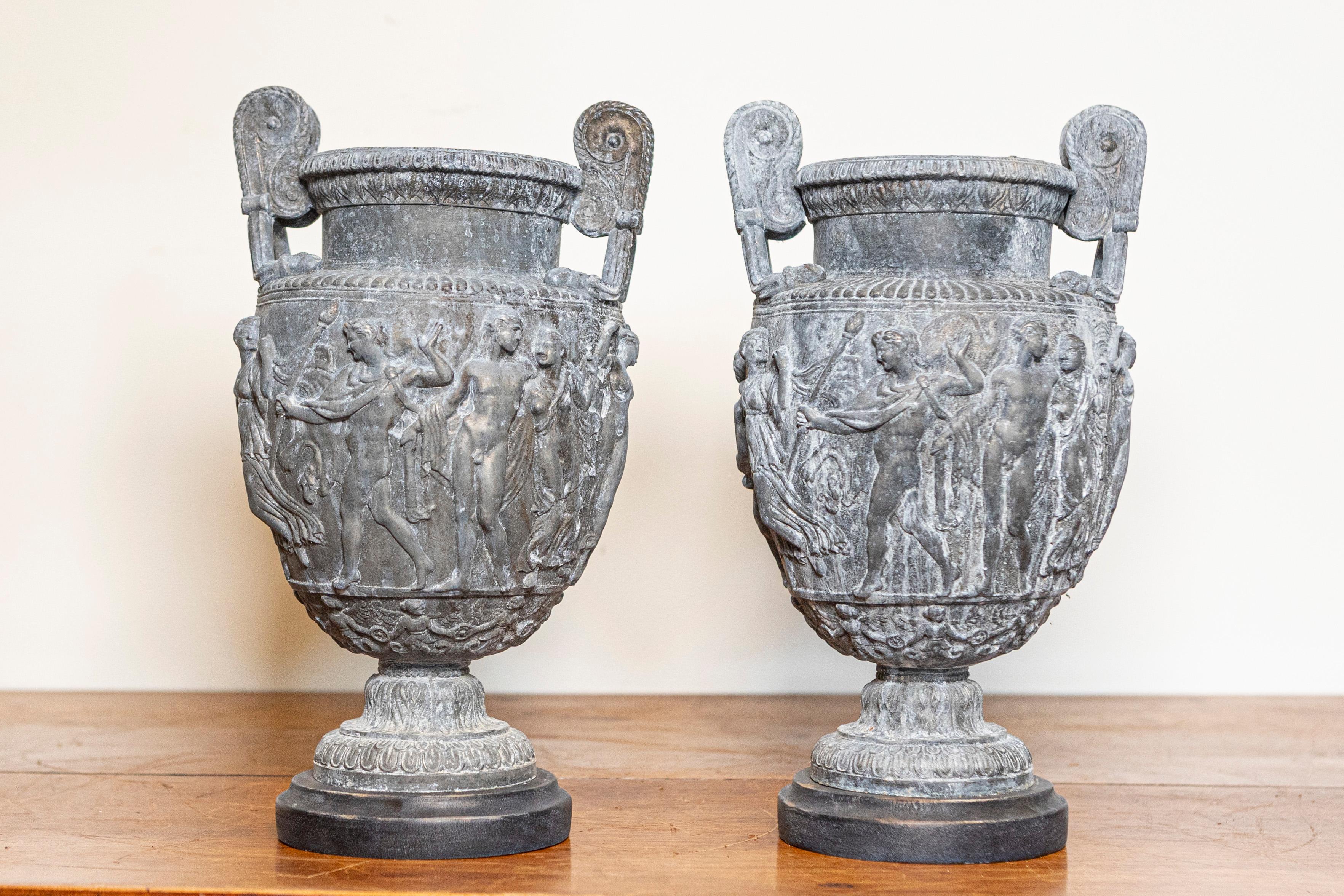 Coppia di urne a balaustro in zinco neoclassiche francesi del XIX secolo con decorazioni a basso rilievo. Questa coppia di urne a balaustro in zinco neoclassiche francesi del XIX secolo affascina per il suo design elegante e l'intricato decoro a