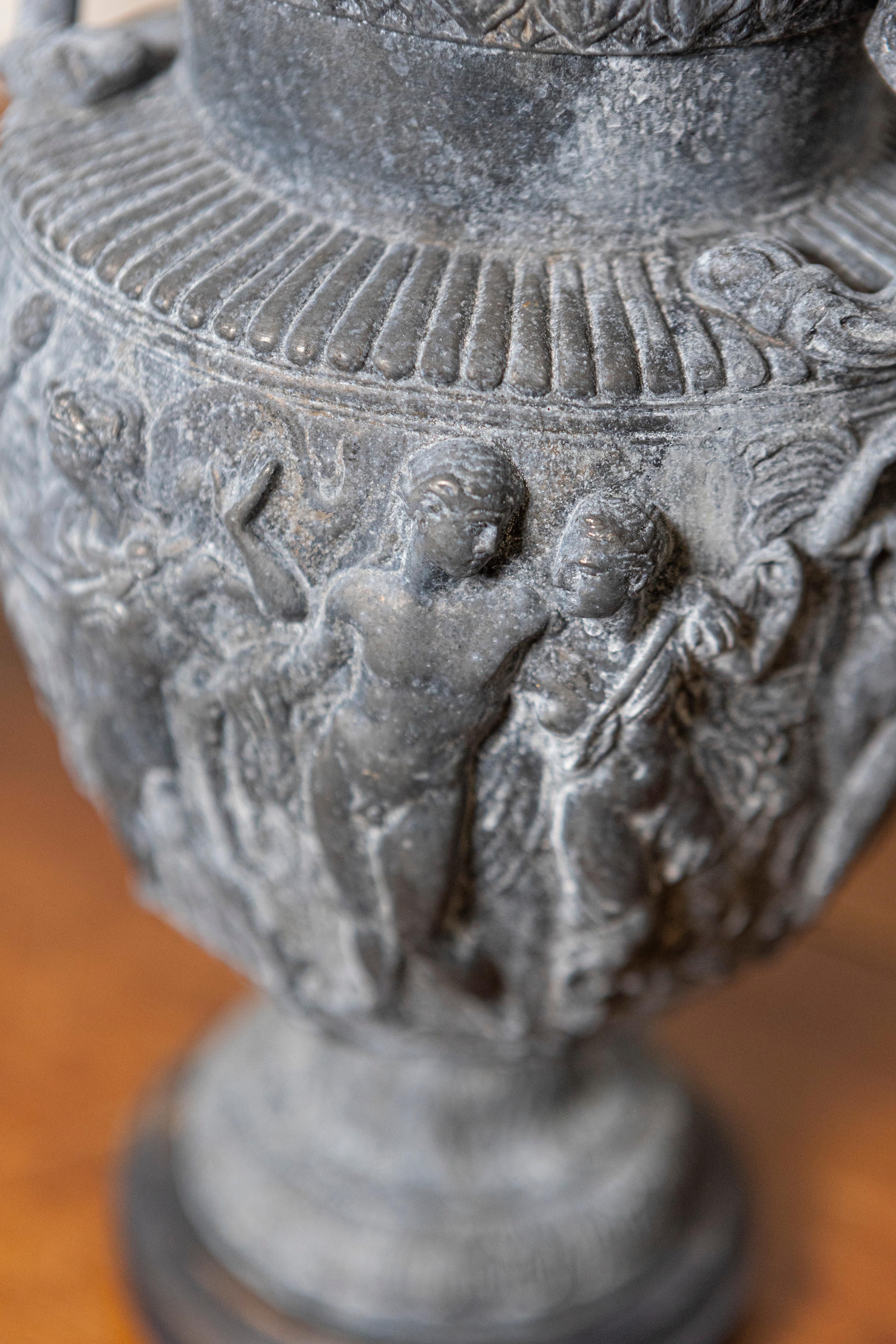 Neoclassico Coppia di vasi a balaustro neoclassici francesi del XIX secolo con decorazioni a basso rilievo in vendita