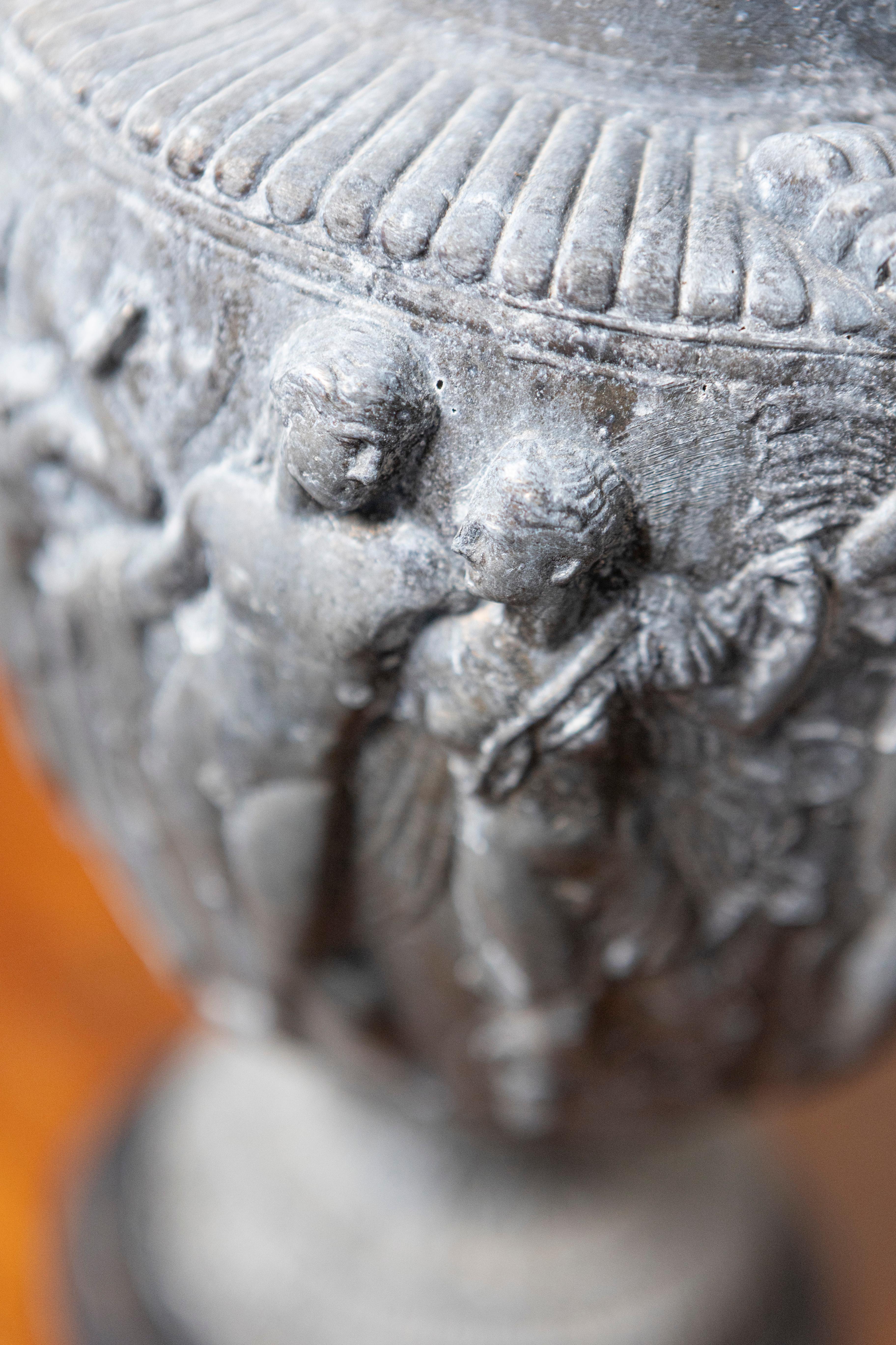 Coppia di vasi a balaustro neoclassici francesi del XIX secolo con decorazioni a basso rilievo in vendita 1