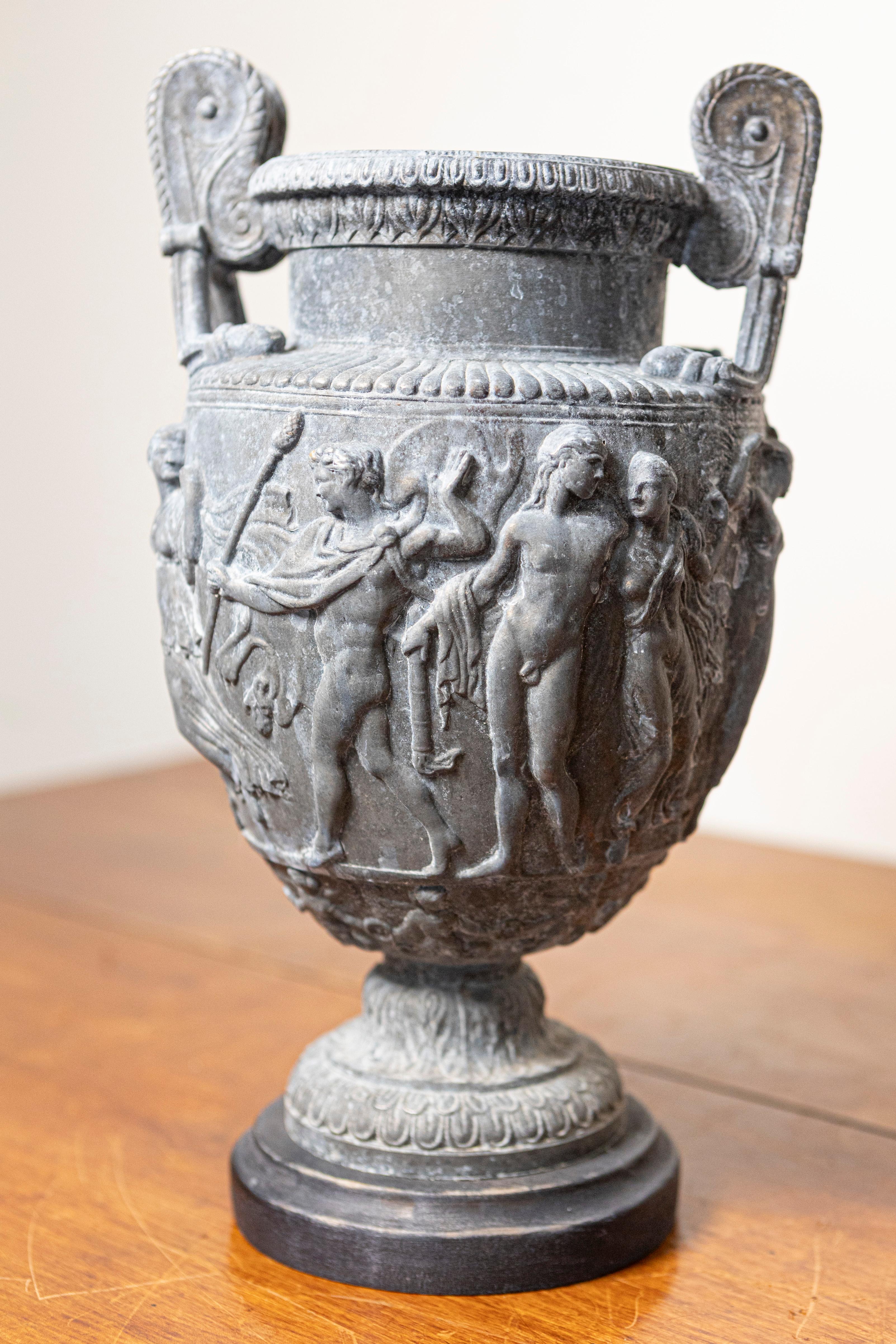 Coppia di vasi a balaustro neoclassici francesi del XIX secolo con decorazioni a basso rilievo in vendita 2