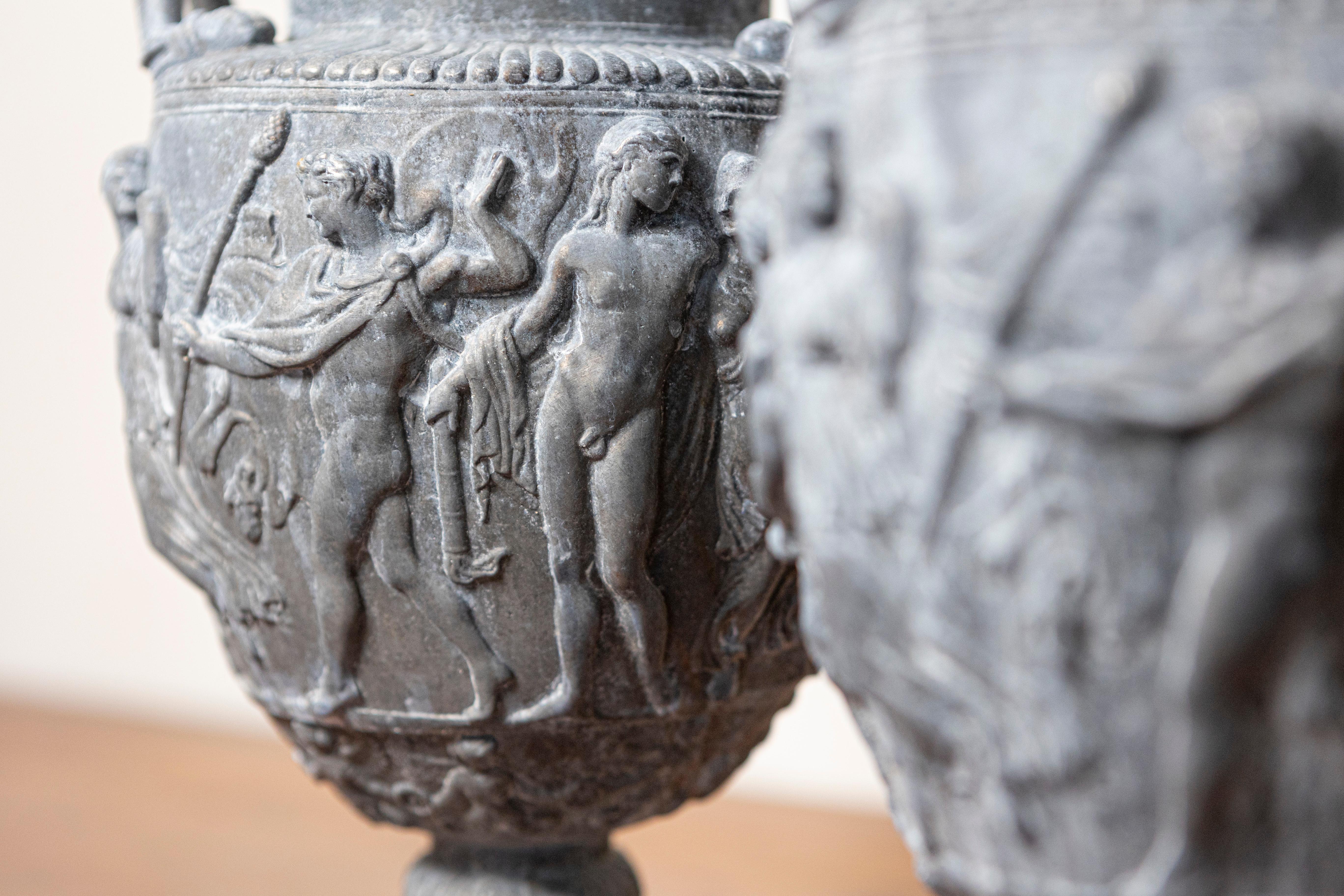 Coppia di vasi a balaustro neoclassici francesi del XIX secolo con decorazioni a basso rilievo in vendita 3
