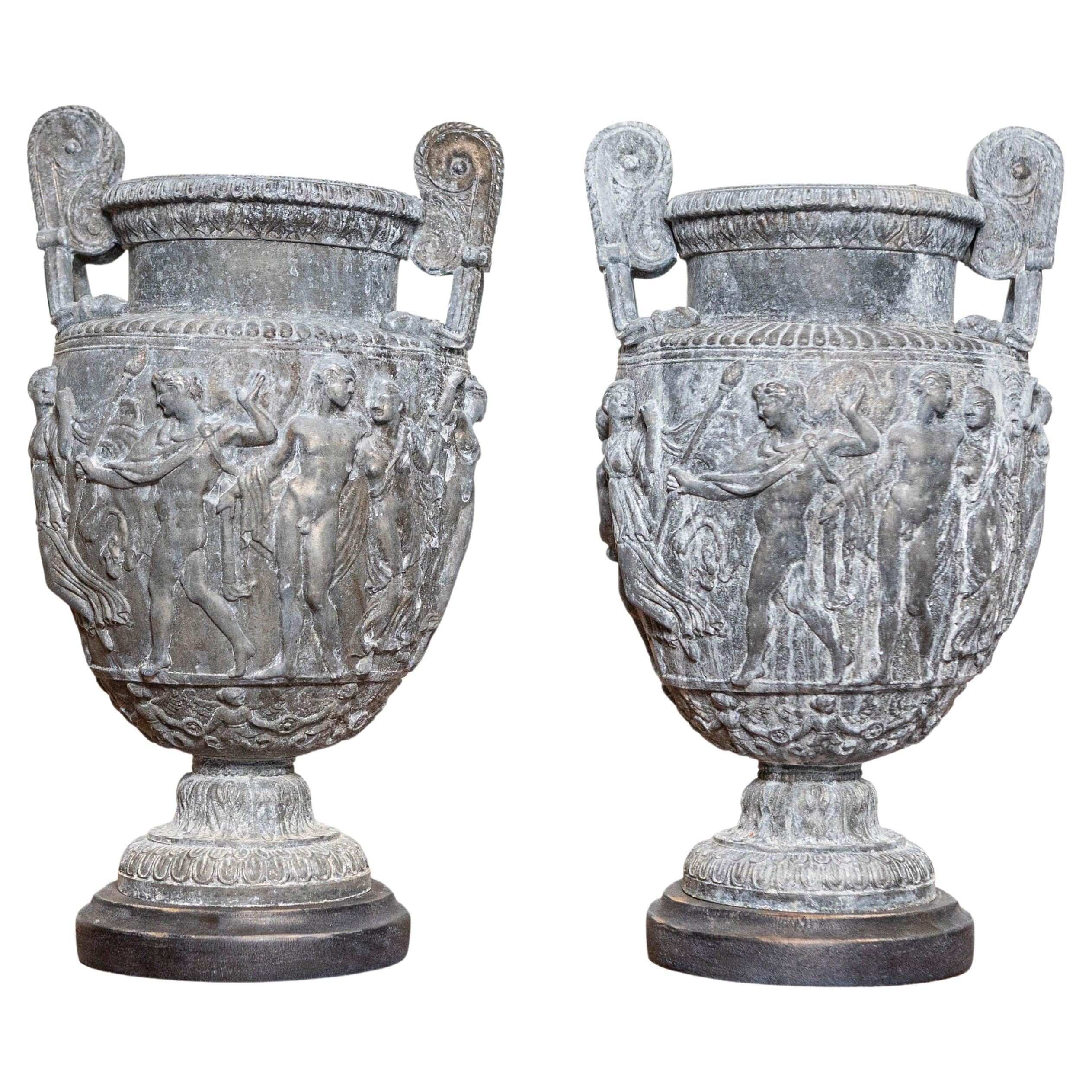 Coppia di vasi a balaustro neoclassici francesi del XIX secolo con decorazioni a basso rilievo in vendita