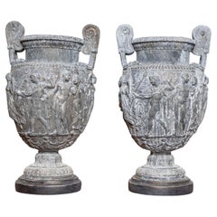 Paar französische Balusterurnen im neoklassizistischen Stil des 19. Jahrhunderts mit Flachreliefdekor