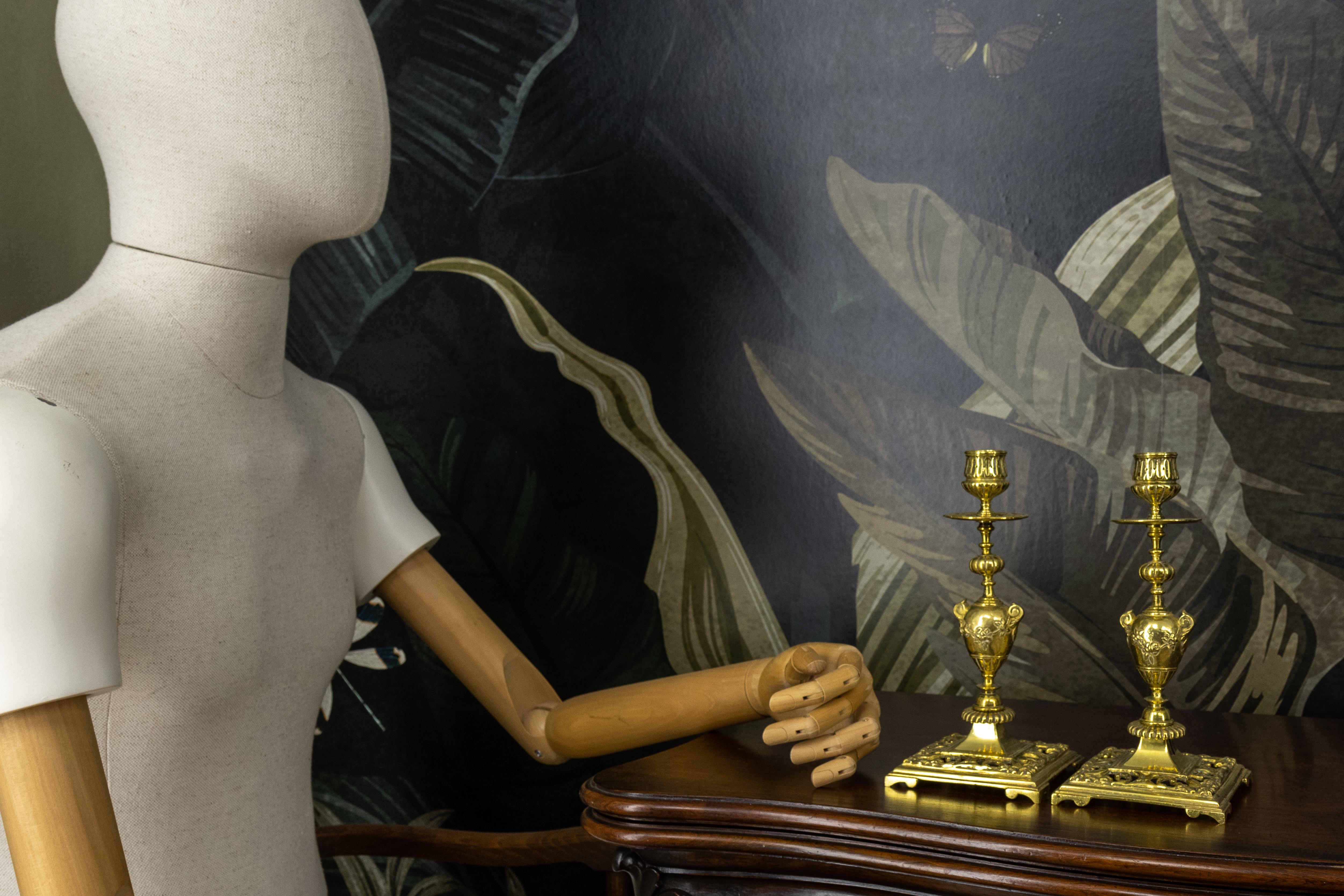 Coppia di candelabri neoclassici francesi in bronzo, anni '30 circa in vendita 3