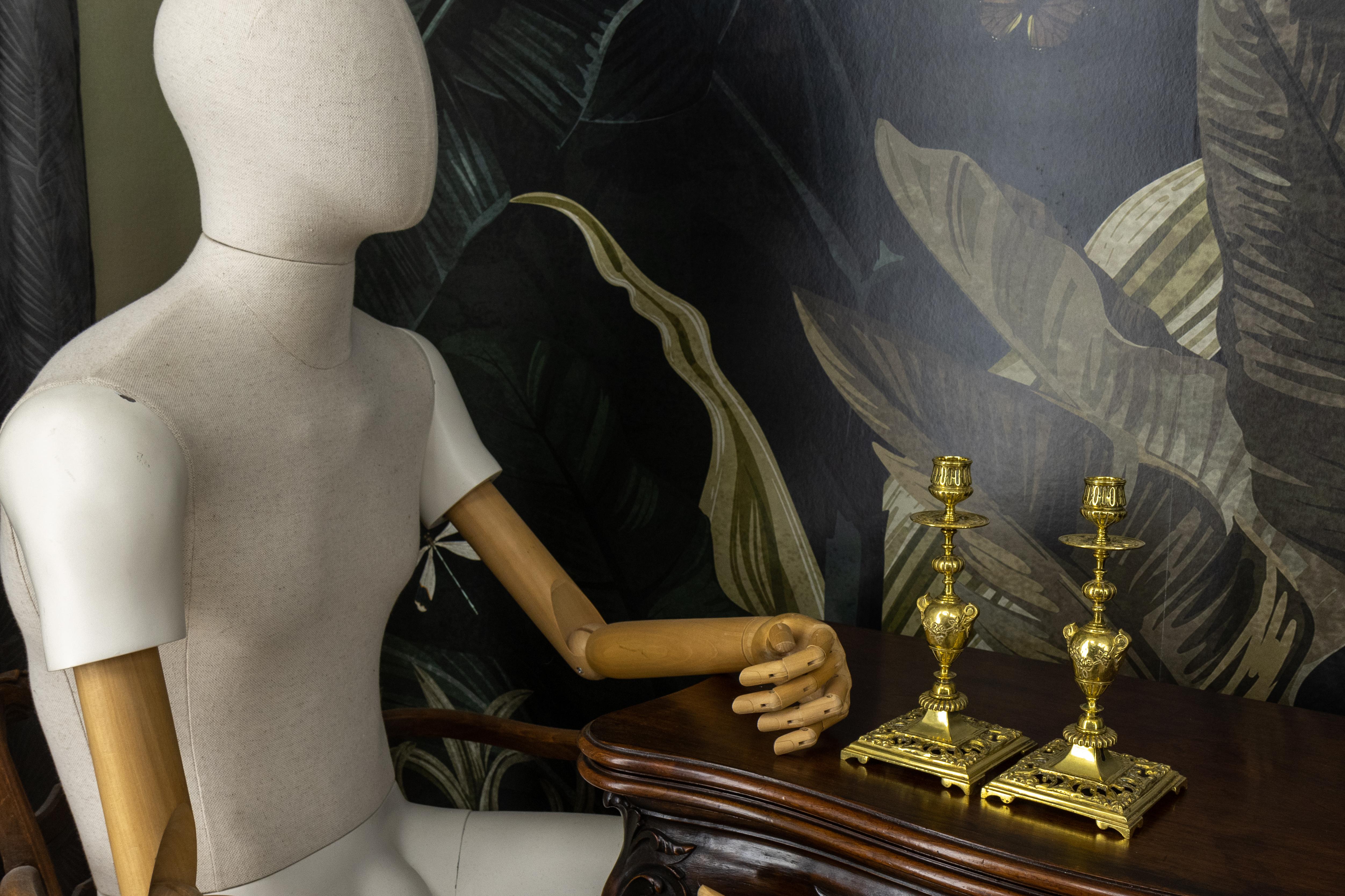 Coppia di candelabri neoclassici francesi in bronzo, anni '30 circa in vendita 4