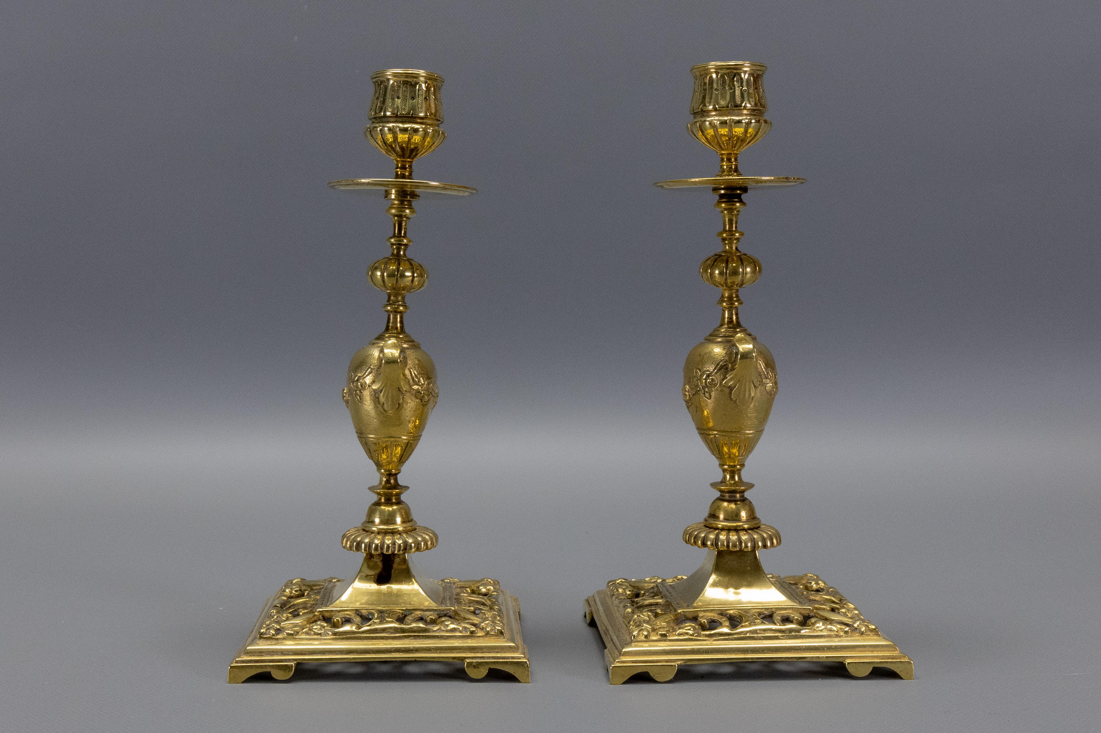 Coppia di candelabri neoclassici francesi in bronzo, anni '30 circa in vendita 6