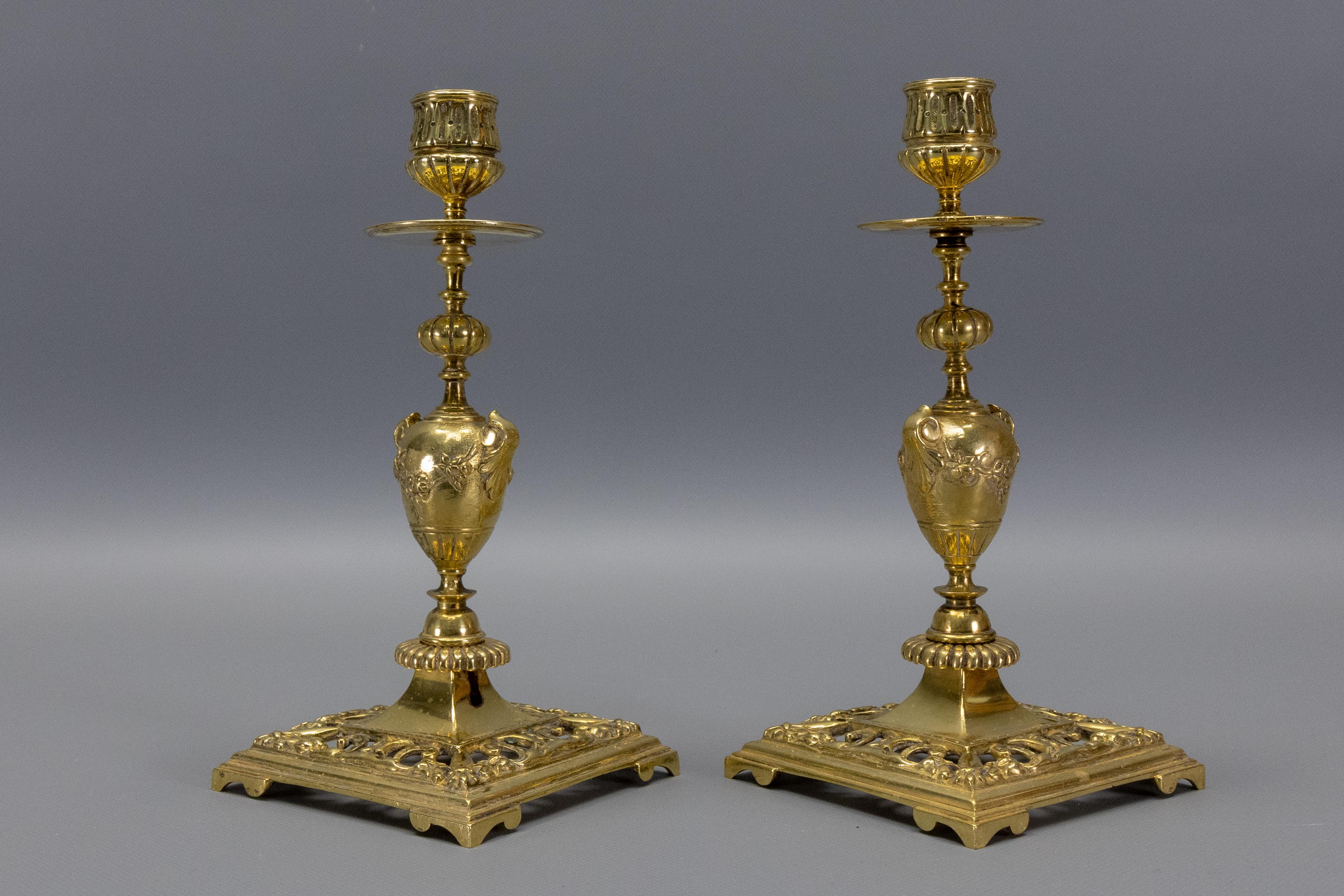 Coppia di candelabri neoclassici francesi in bronzo, anni '30 circa in vendita 7